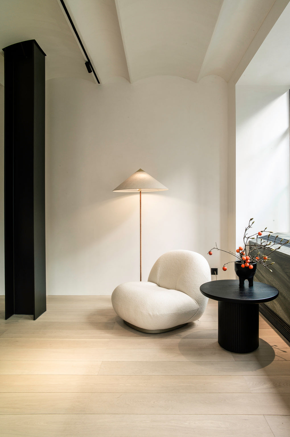 Stojací lampa 9602 mosaz s ratanovým stínidlem