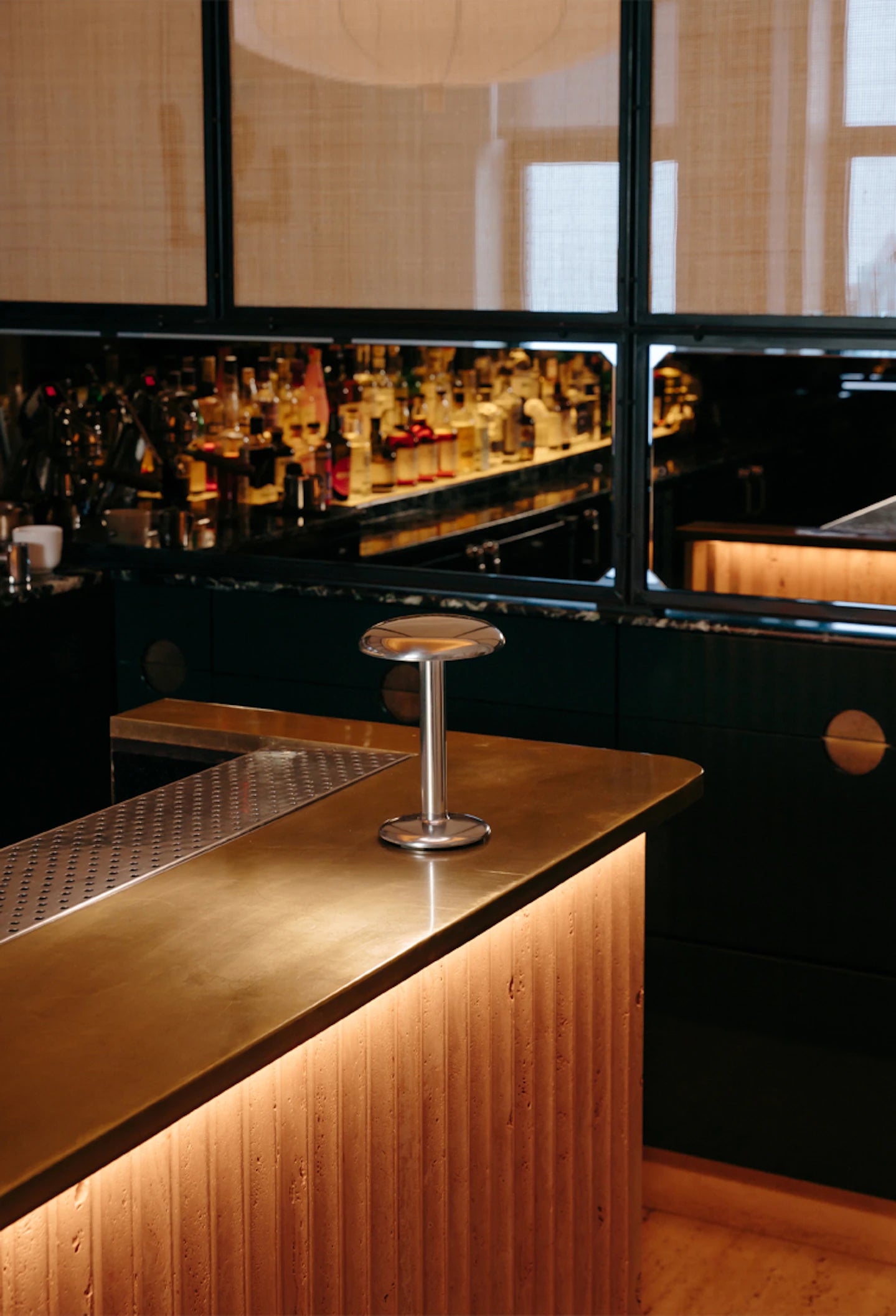 Přenosná lampa GUSTAVE HOSPITALITY stříbrná