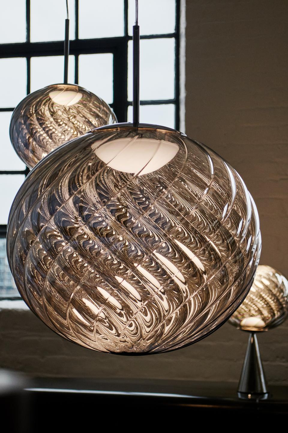 Stříbrná závěsná lampa WHIRL