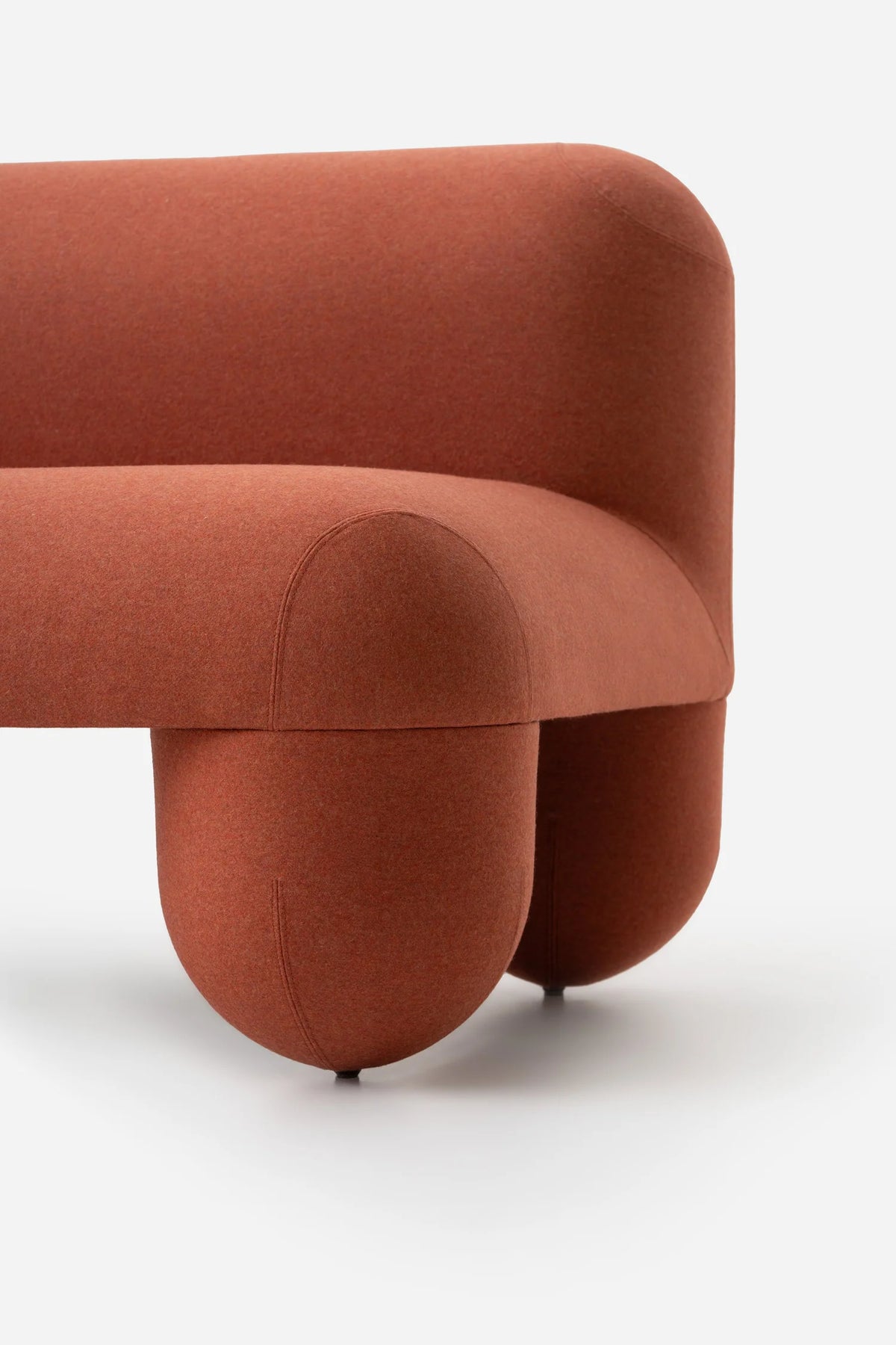 Fotel HELLO LOW tapicerowany – styl minimalistyczny