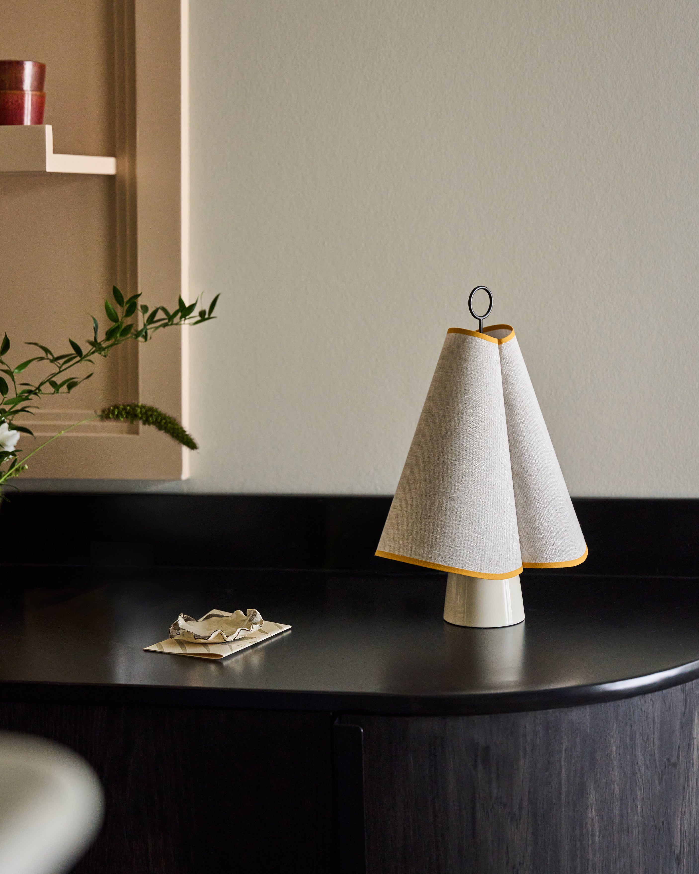 Lampa przenośna HORNBÆK biały z żółtym wykończeniem – mosiądz
