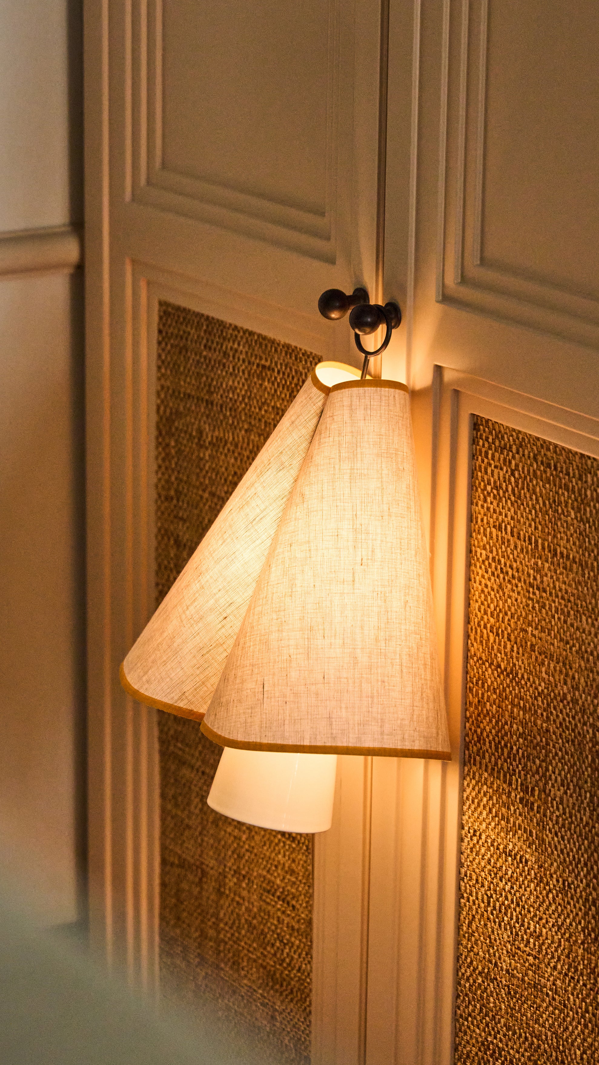 Lampa przenośna HORNBÆK biały z żółtym wykończeniem – mosiądz, Gubi