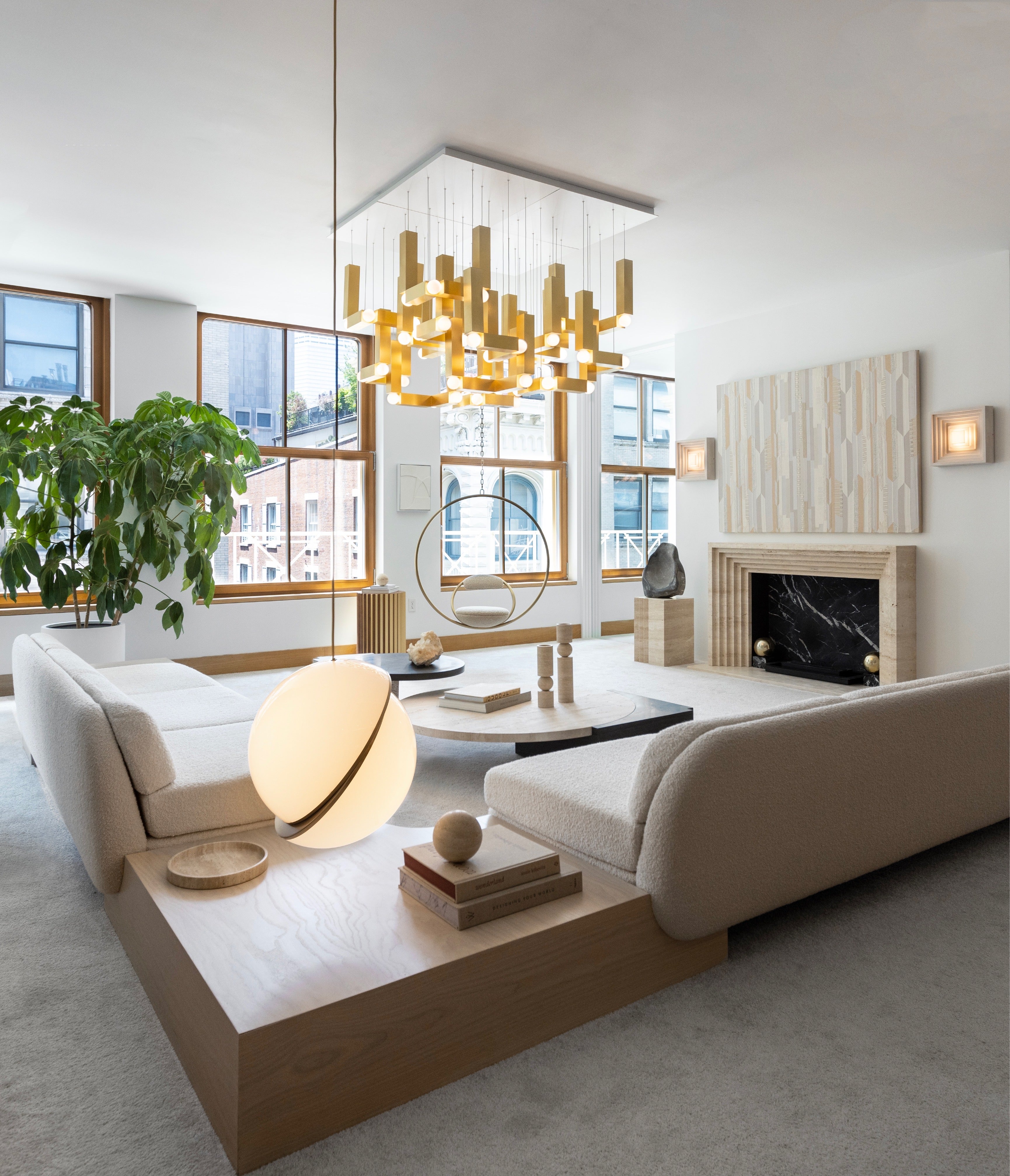 Lampa visící VESPER QUATTRO s opálovým stínidlem a stříbrným povrchem.