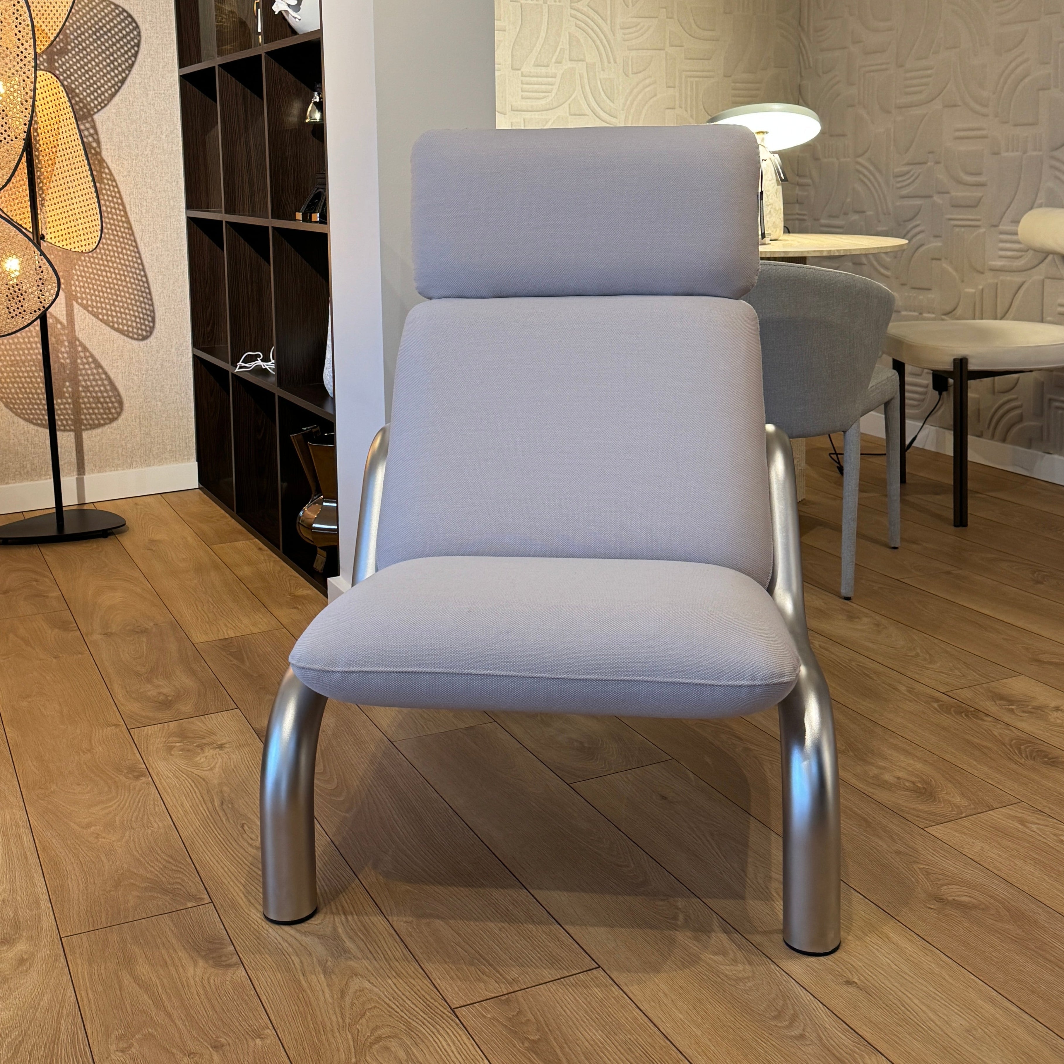 Čalouněné křeslo TUBE béžové se ocelovým podstavcem