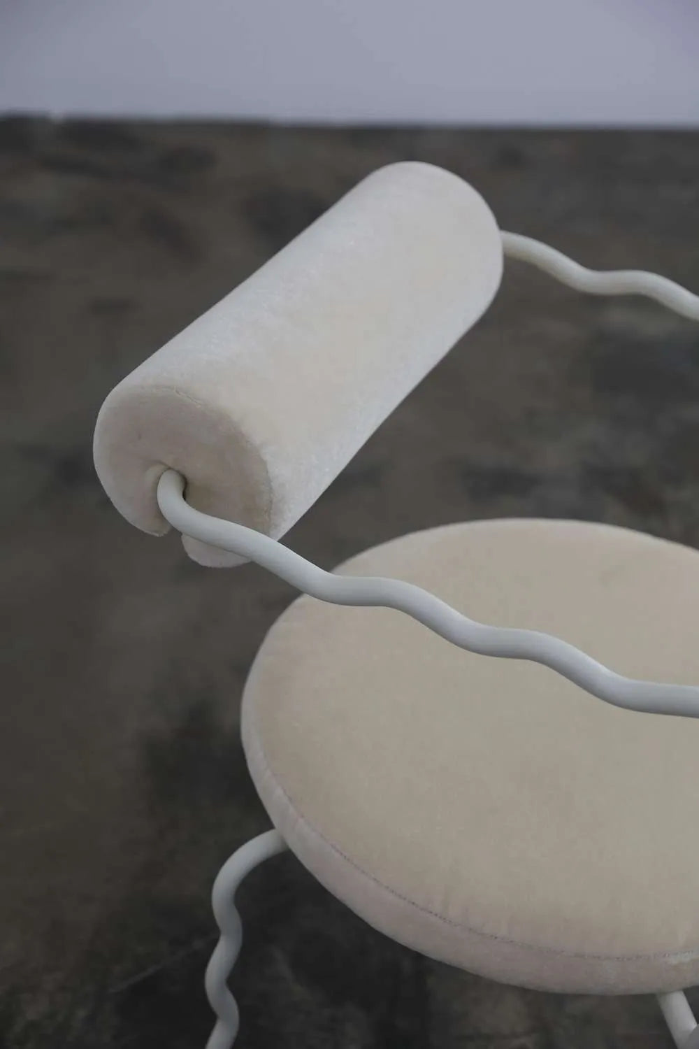 Krzesło z podłokietnikami SAGE VAGUE tapicerowane z metalową podstawą