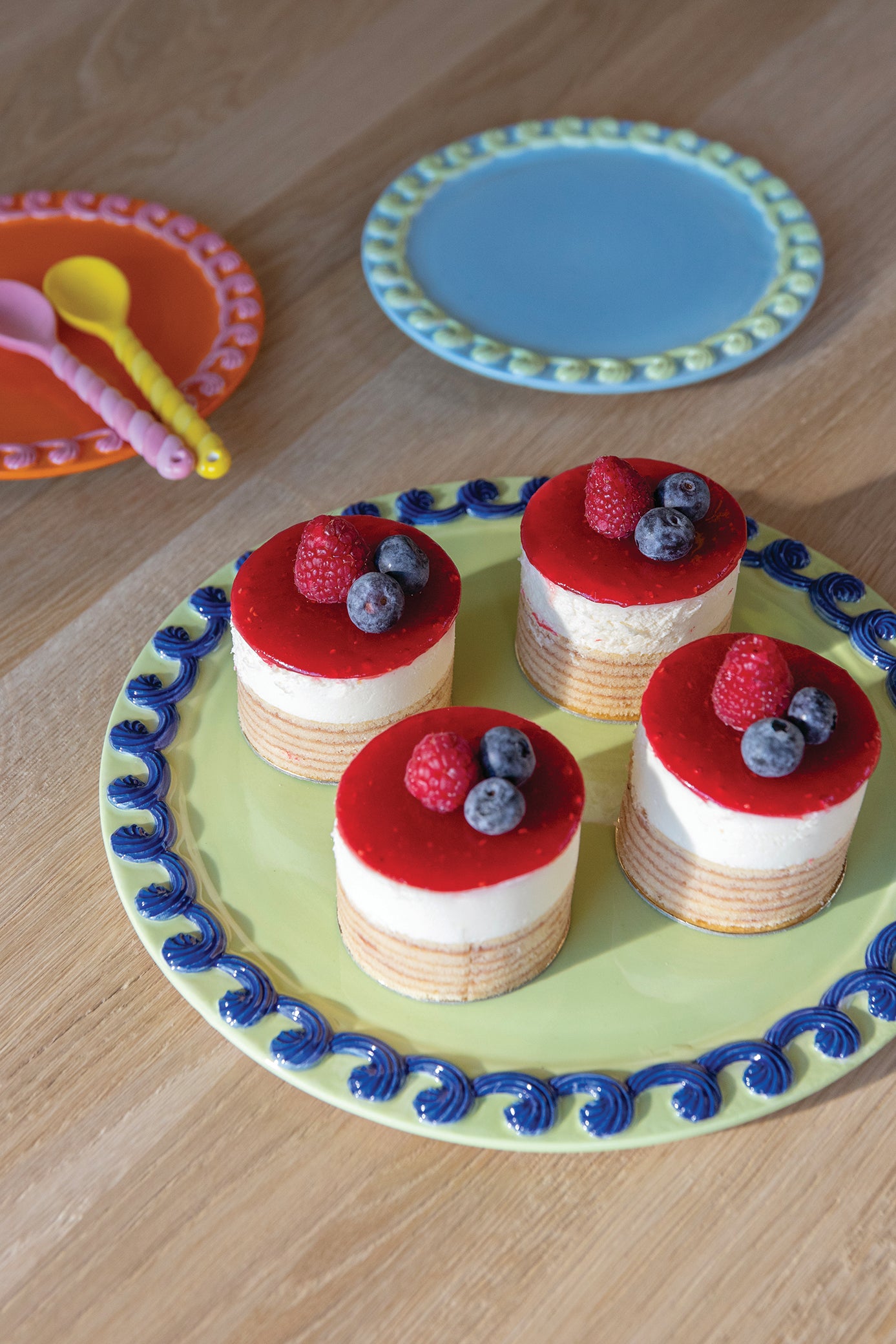 Servírovací talíř WHIP žlutý s modrým