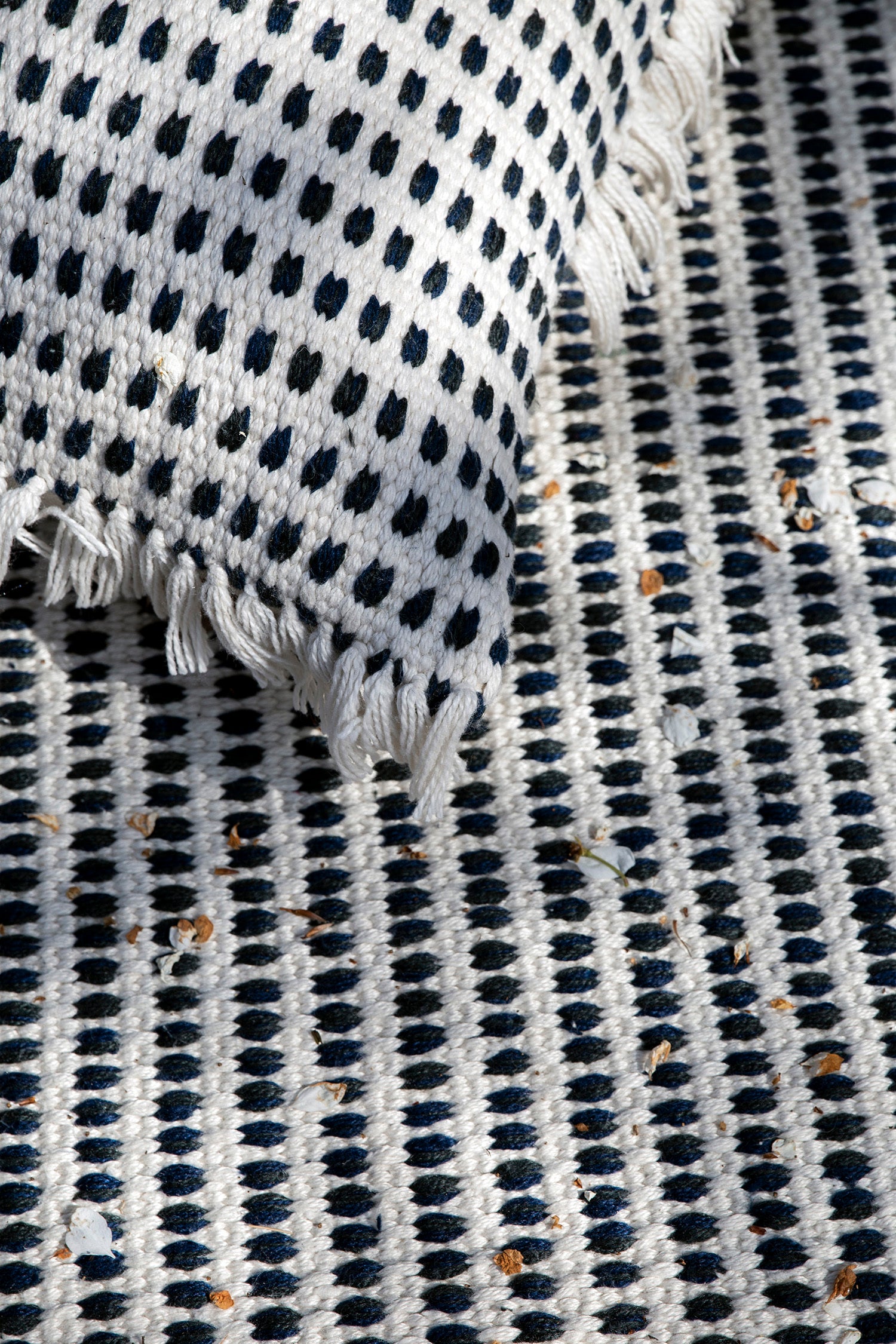 Dywan WAY złamana biel w niebieski kropki