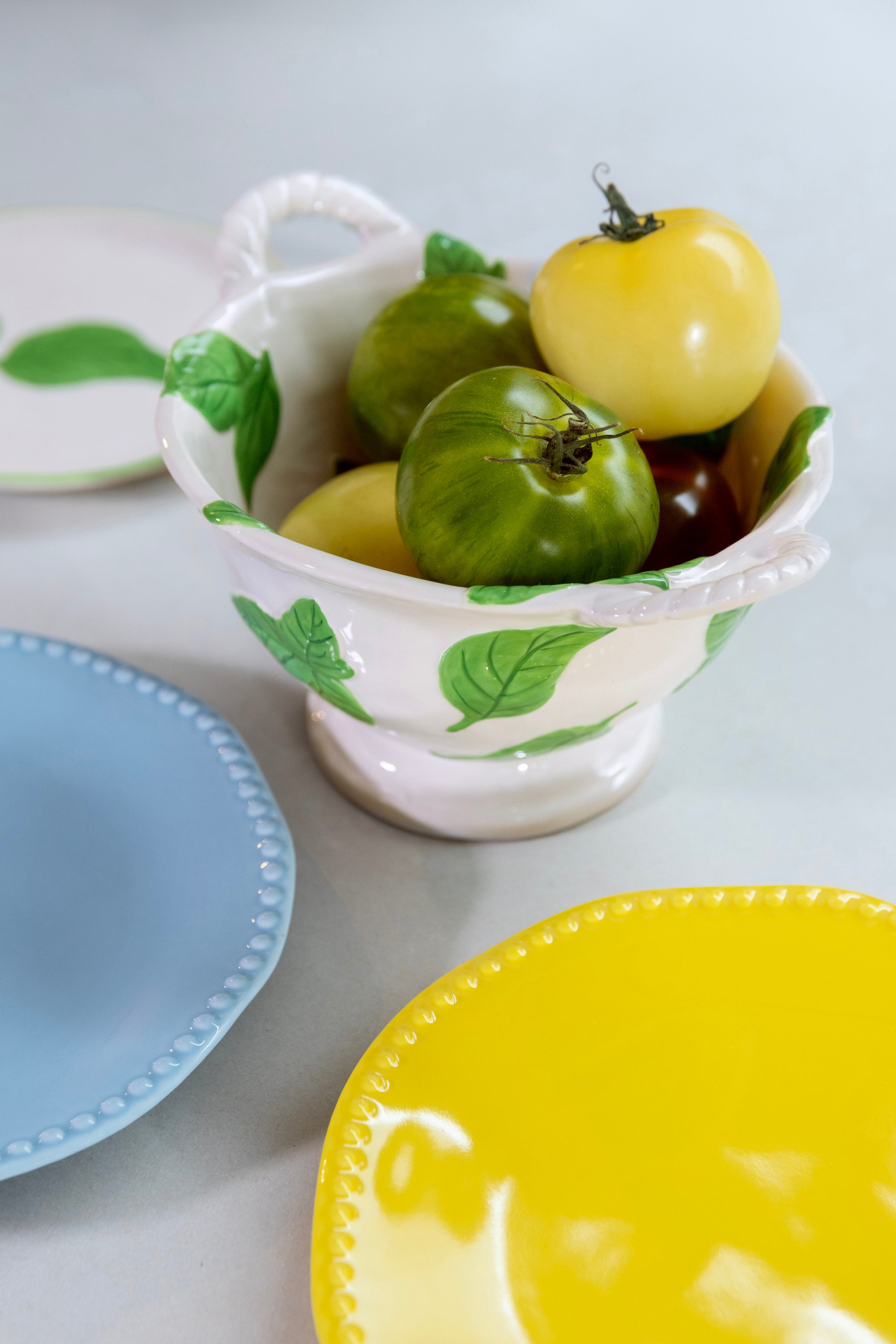 Bílý dřezový sítko s podstavcem BASIL se zelenou barvou