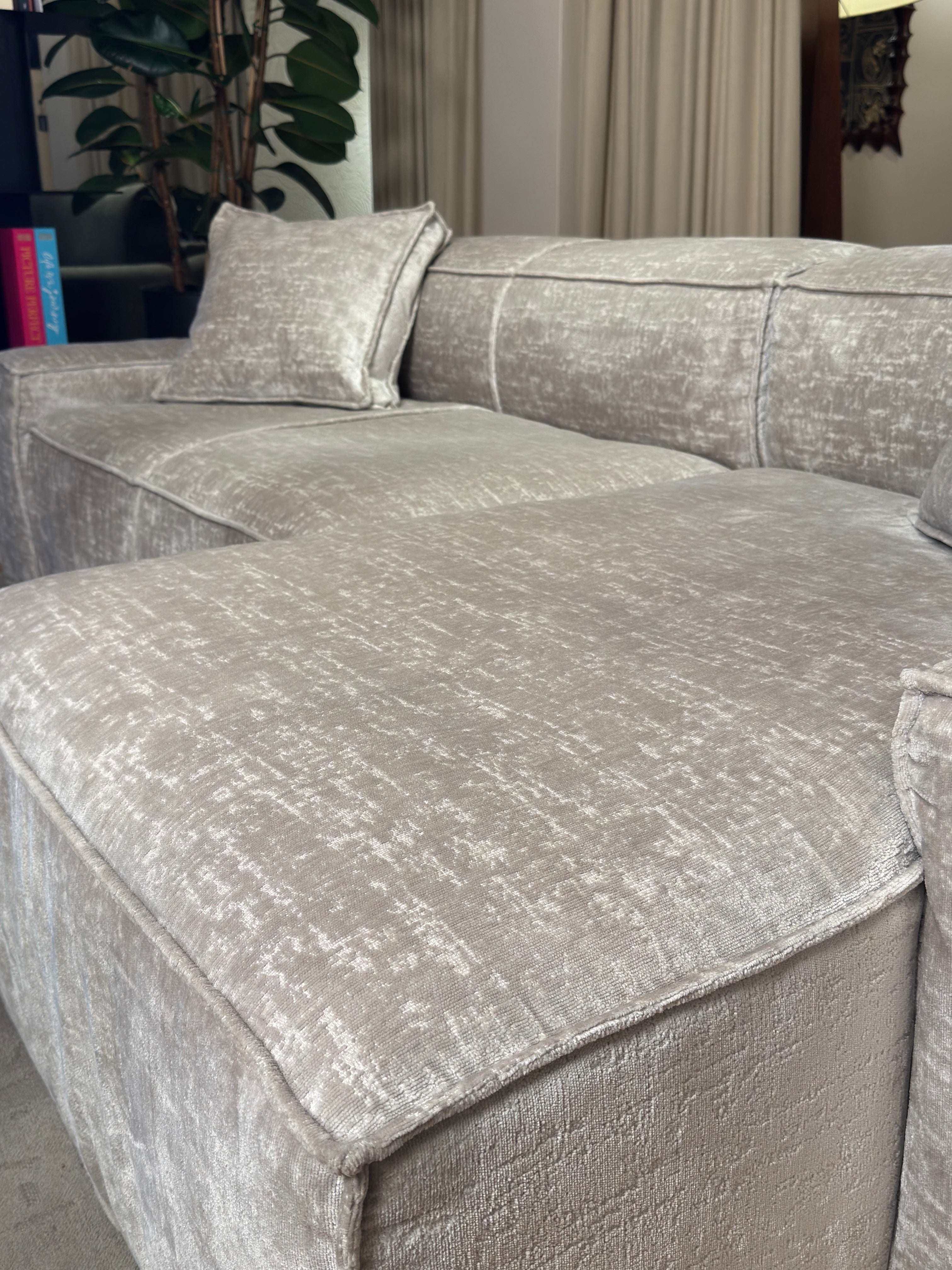 Narožník se 2 polštáři CUSHIONS šedý v látce Smeraldo - po výstavě