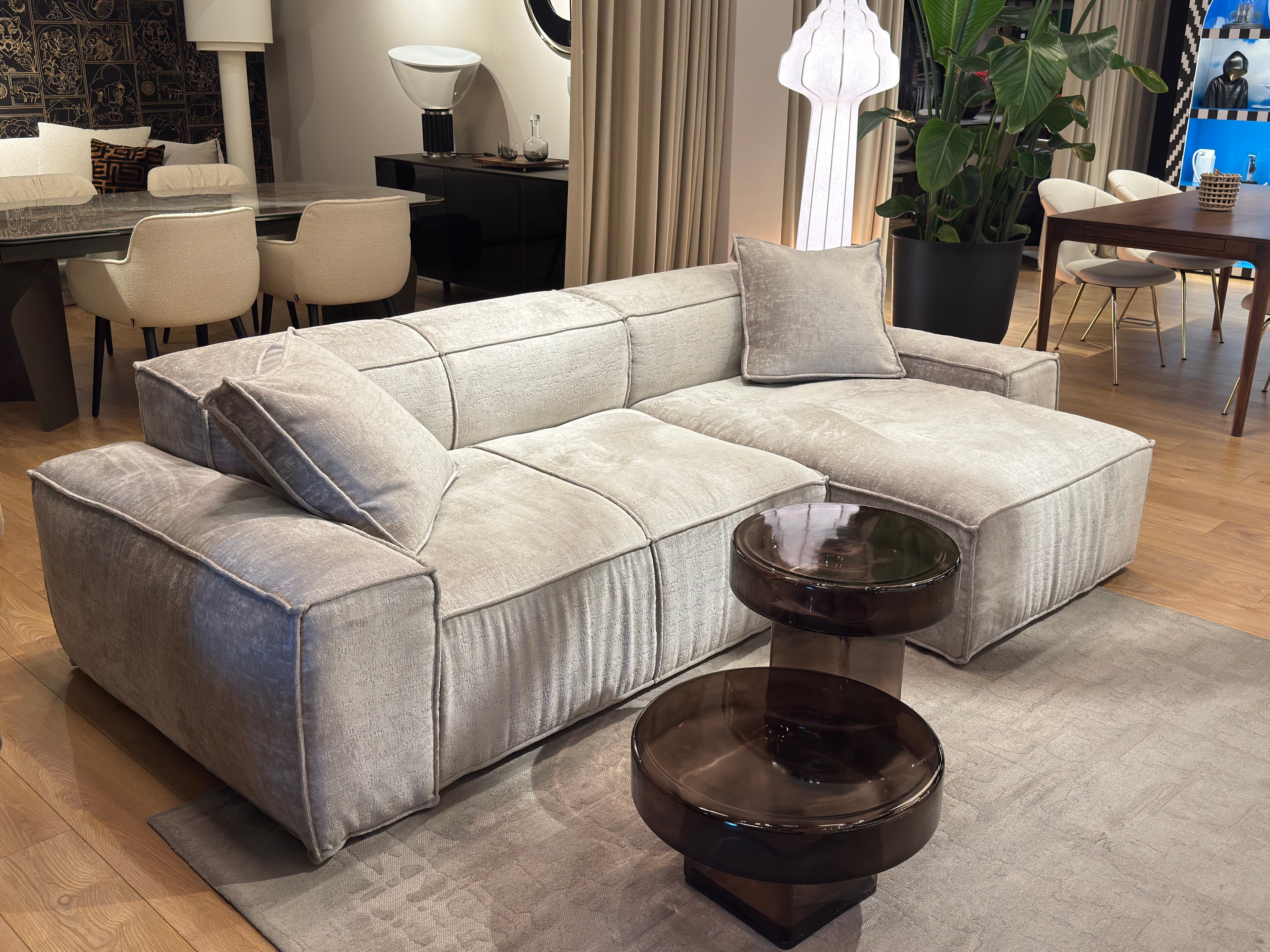 Narožník se 2 polštáři CUSHIONS šedý v látce Smeraldo - po výstavě