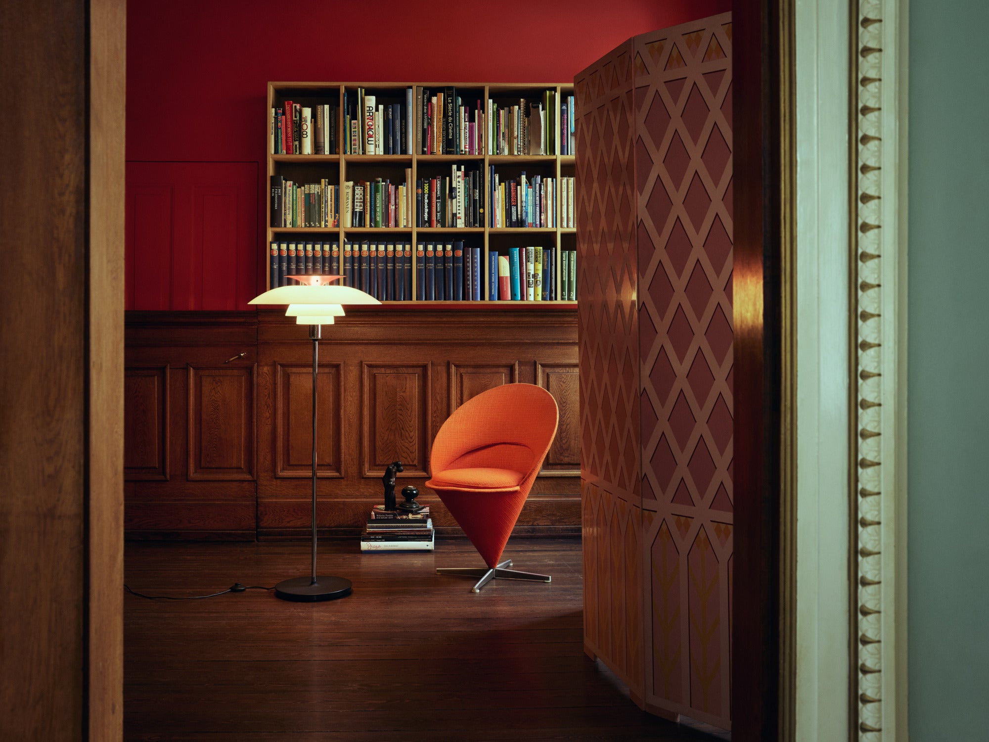 Stojací lampa PH 80 bílá s chromovaným podstavcem