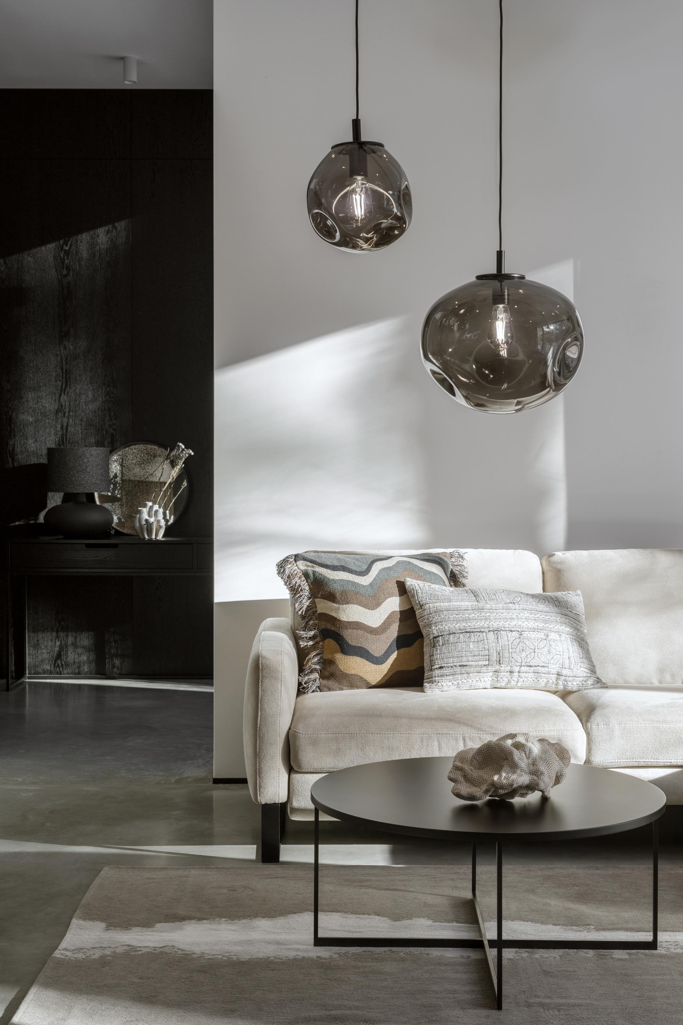 Závěsná lampa AVIA kouřově černá s černým povrchem