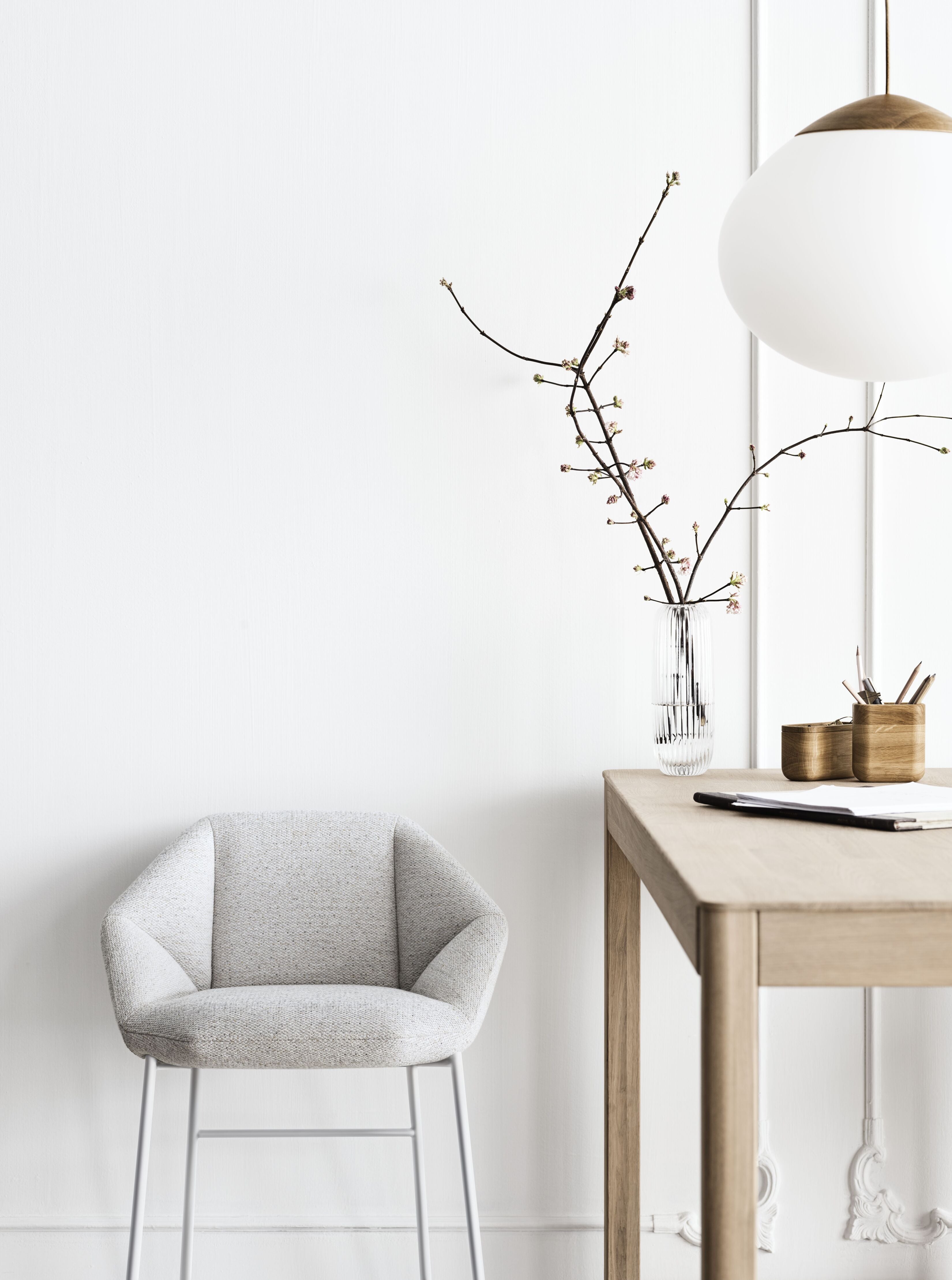 Židle KIMONO s podstavou z lakované oceli v šedé barvě