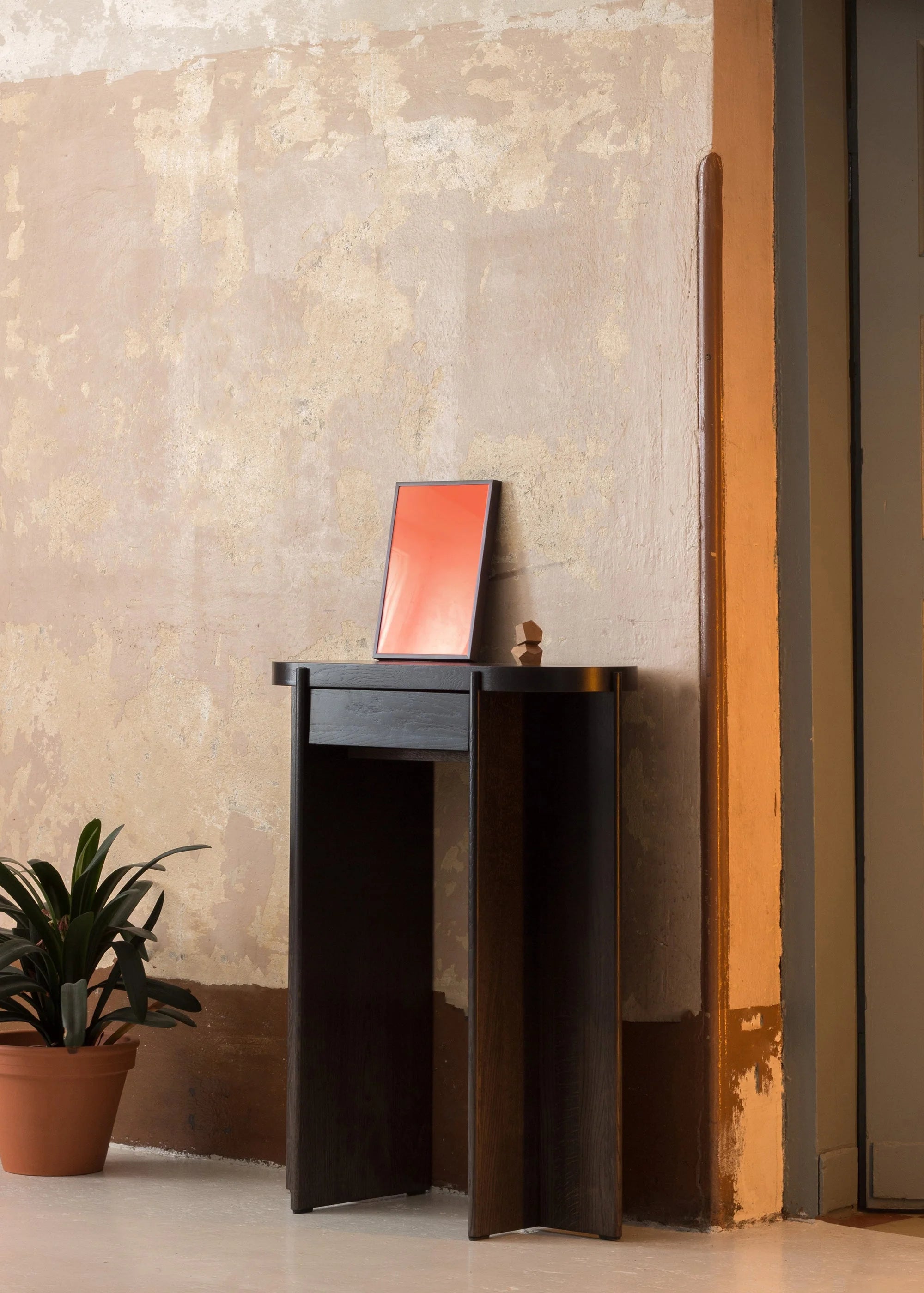 KIRU Console Black Oak Wood