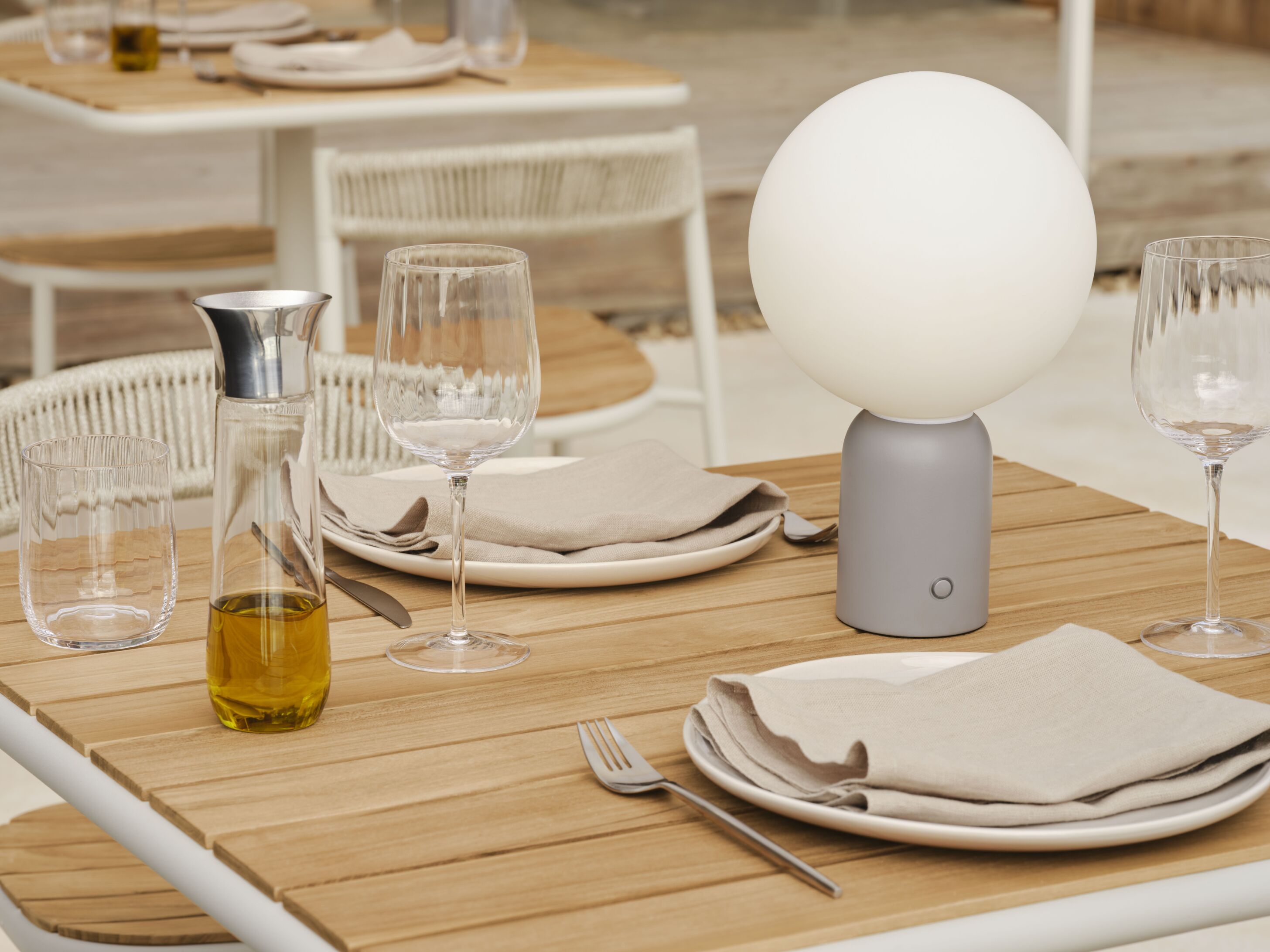 Zahradní stůl KITE dřevěný se šedou ocelovou základnou