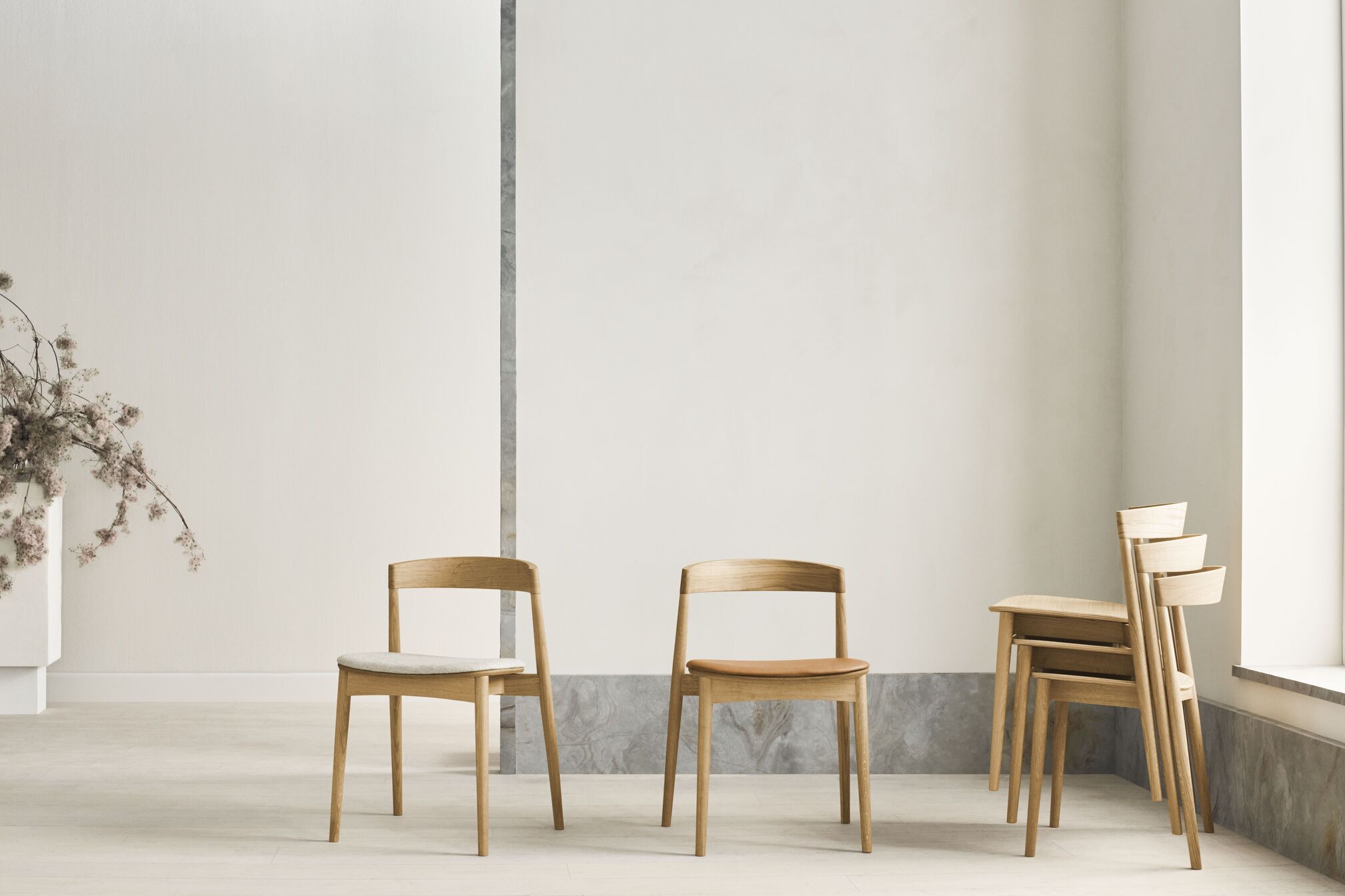 Čalouněné křeslo KITE s tmavou základnou