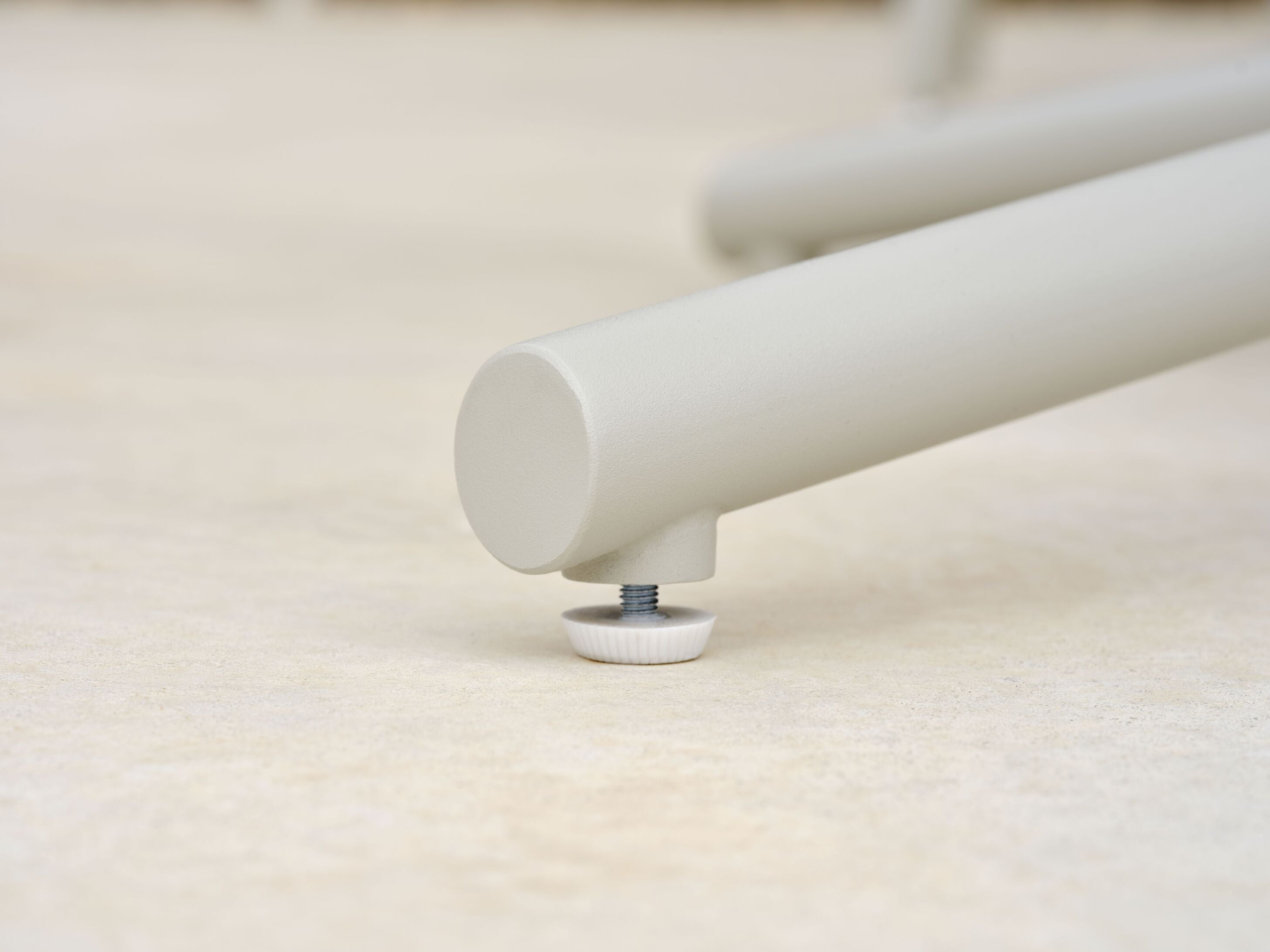 Čtvercový venkovní stůl KITE dřevěný se šedou ocelovou základnou