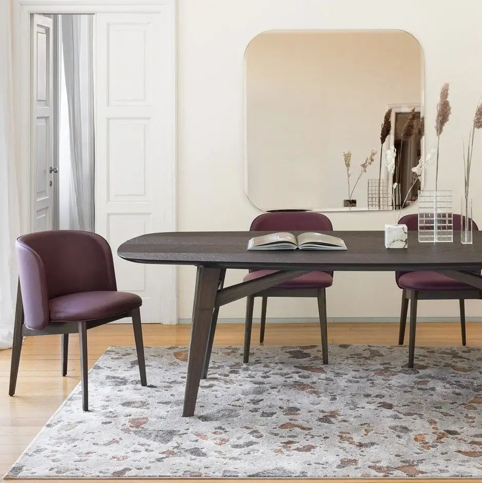 Křeslo s područkami ABREY čalouněné s tmavým dřevěným podstavcem