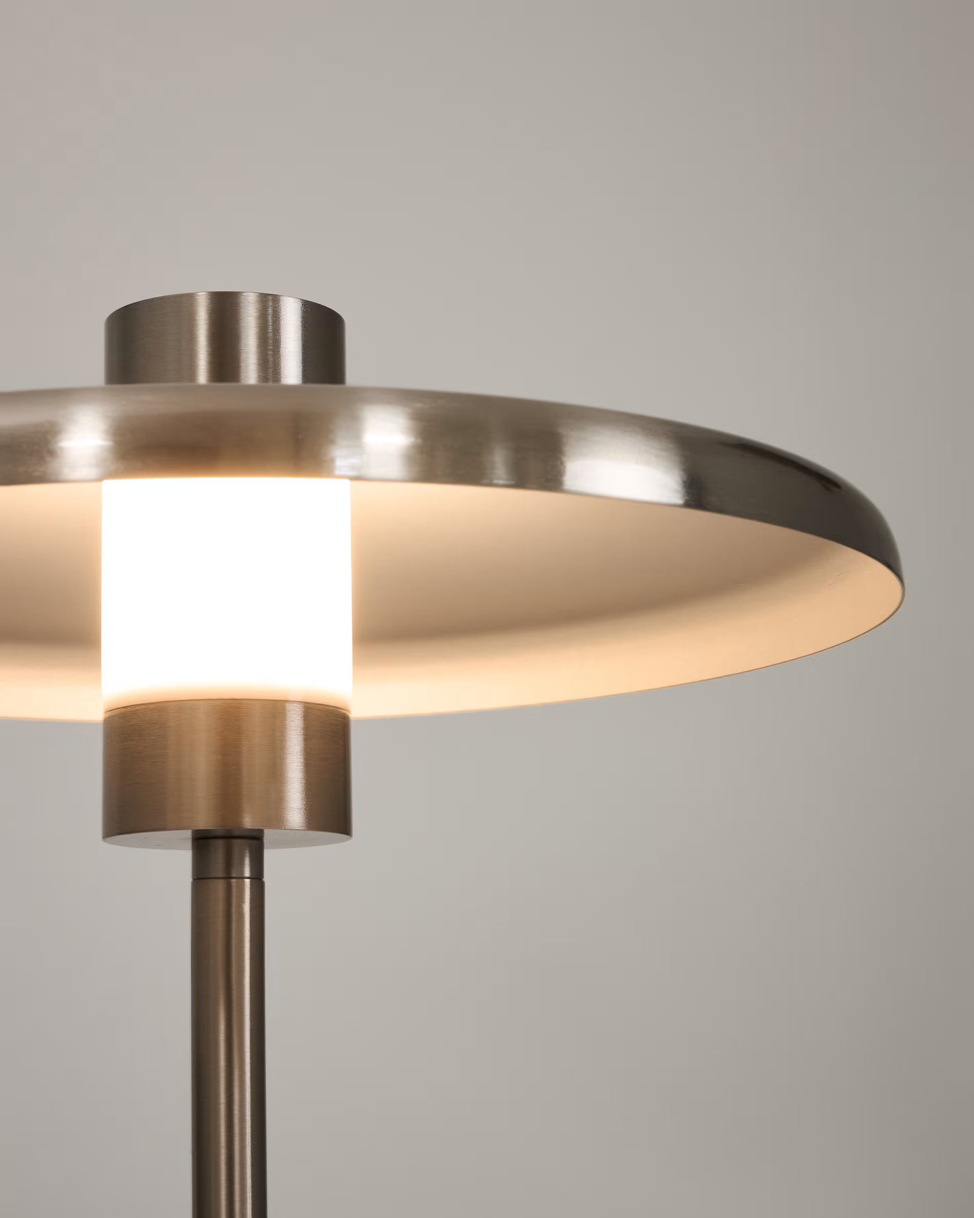 Stojací lampa NUVIRA stříbrná