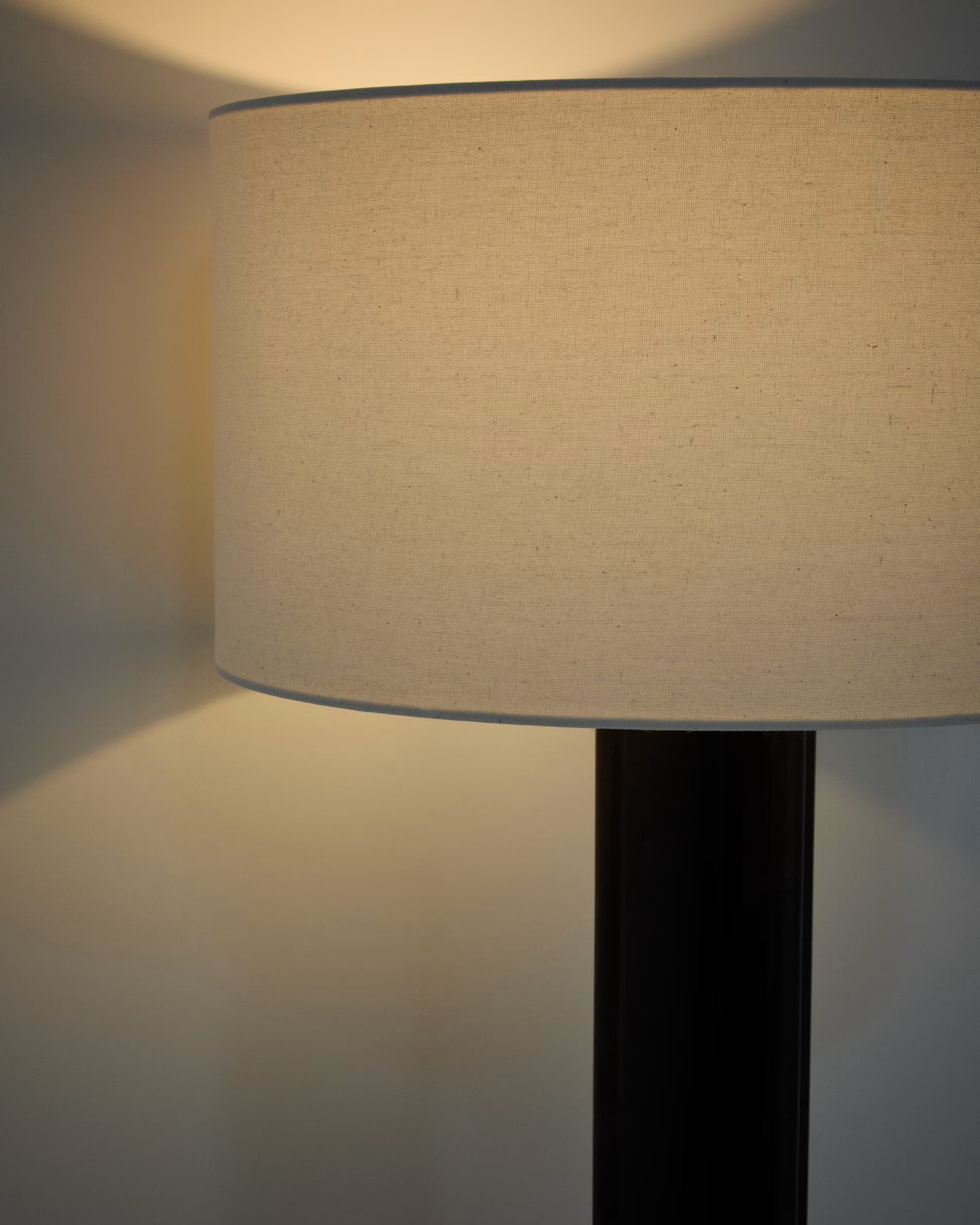 Stojací lampa NIANI šedá s tmavým dřevěným podstavcem