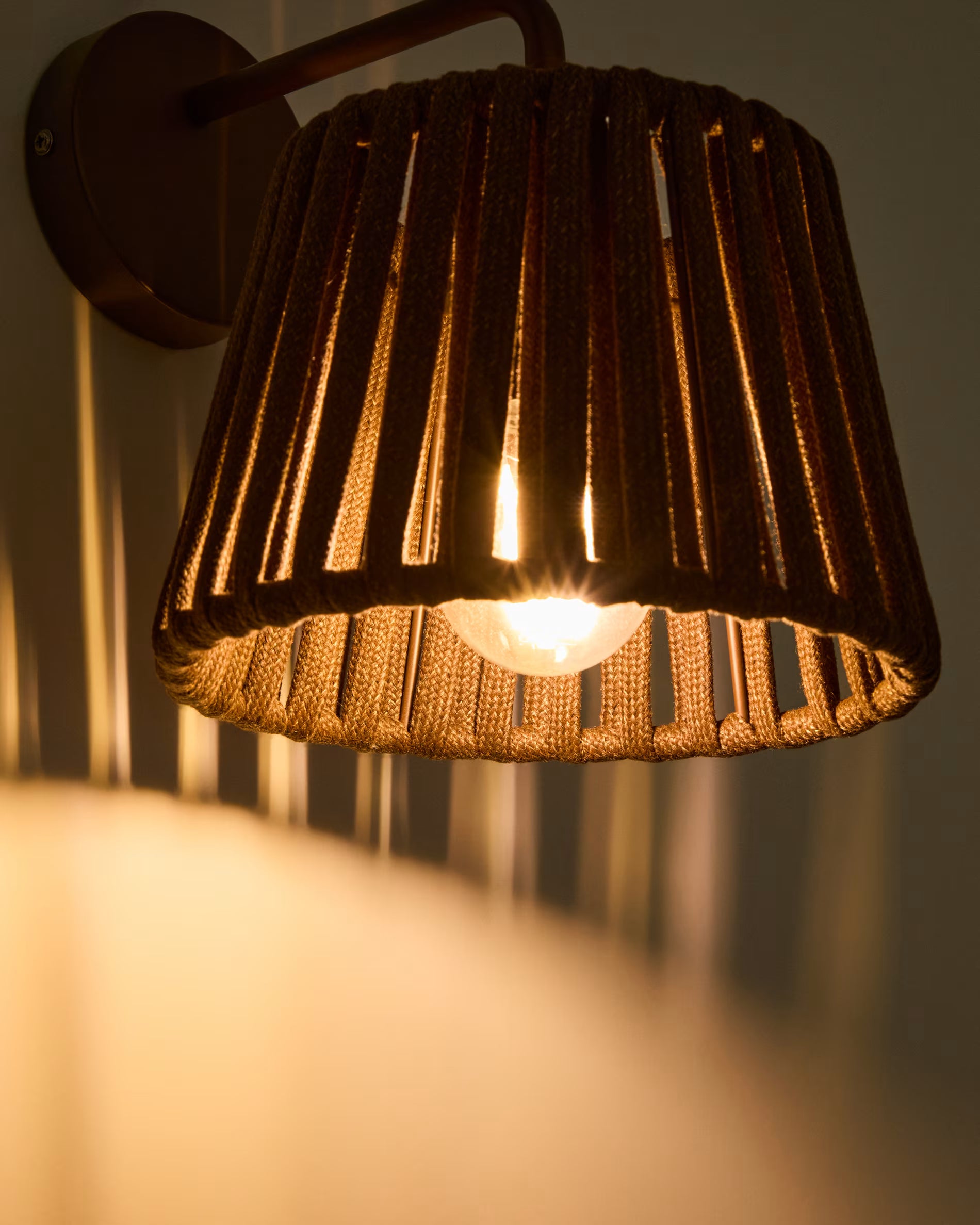 Solární nástěnná zahradní lampa ALDET hnědá