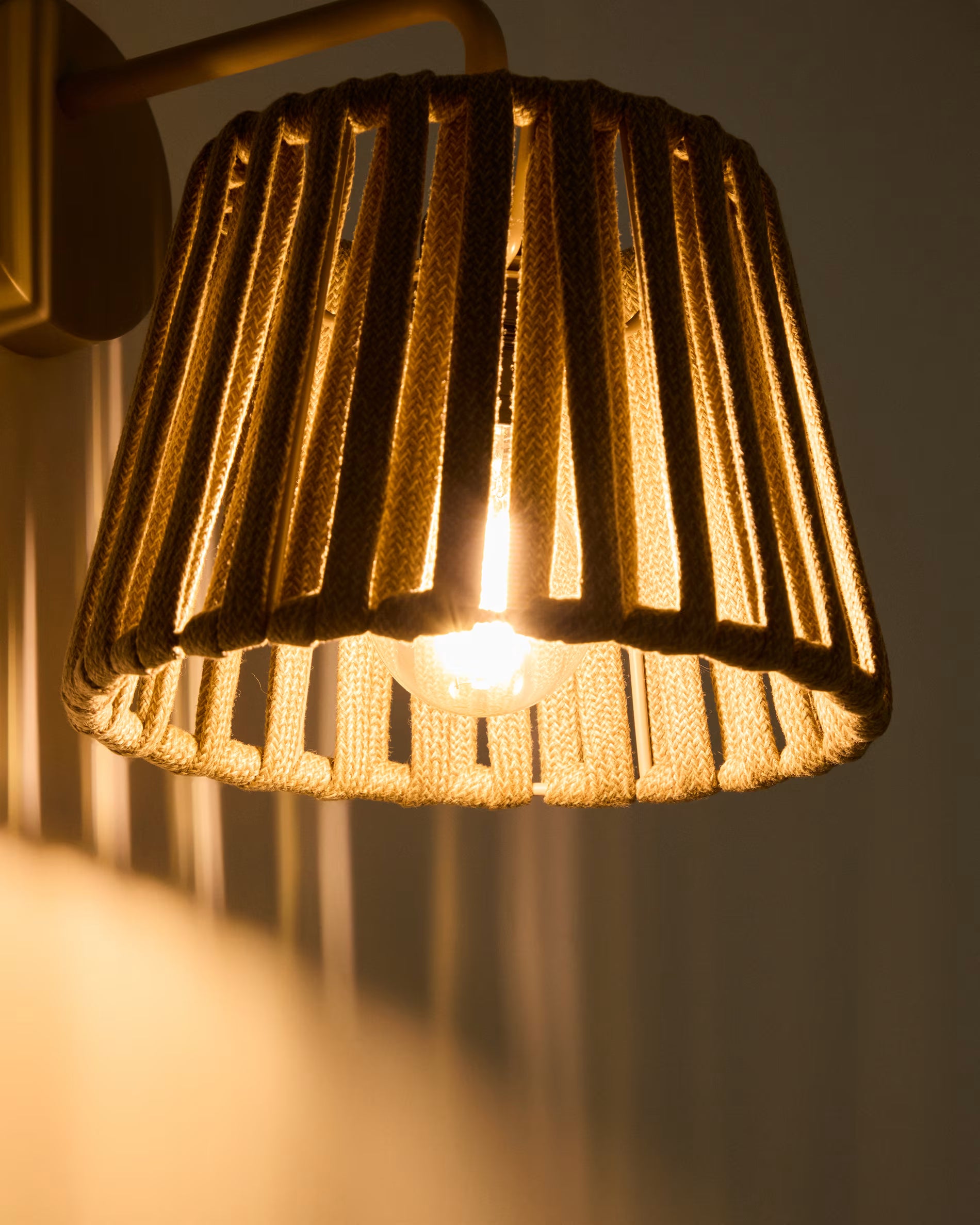 Solární nástěnná zahradní lampa ALDET tmavě béžová