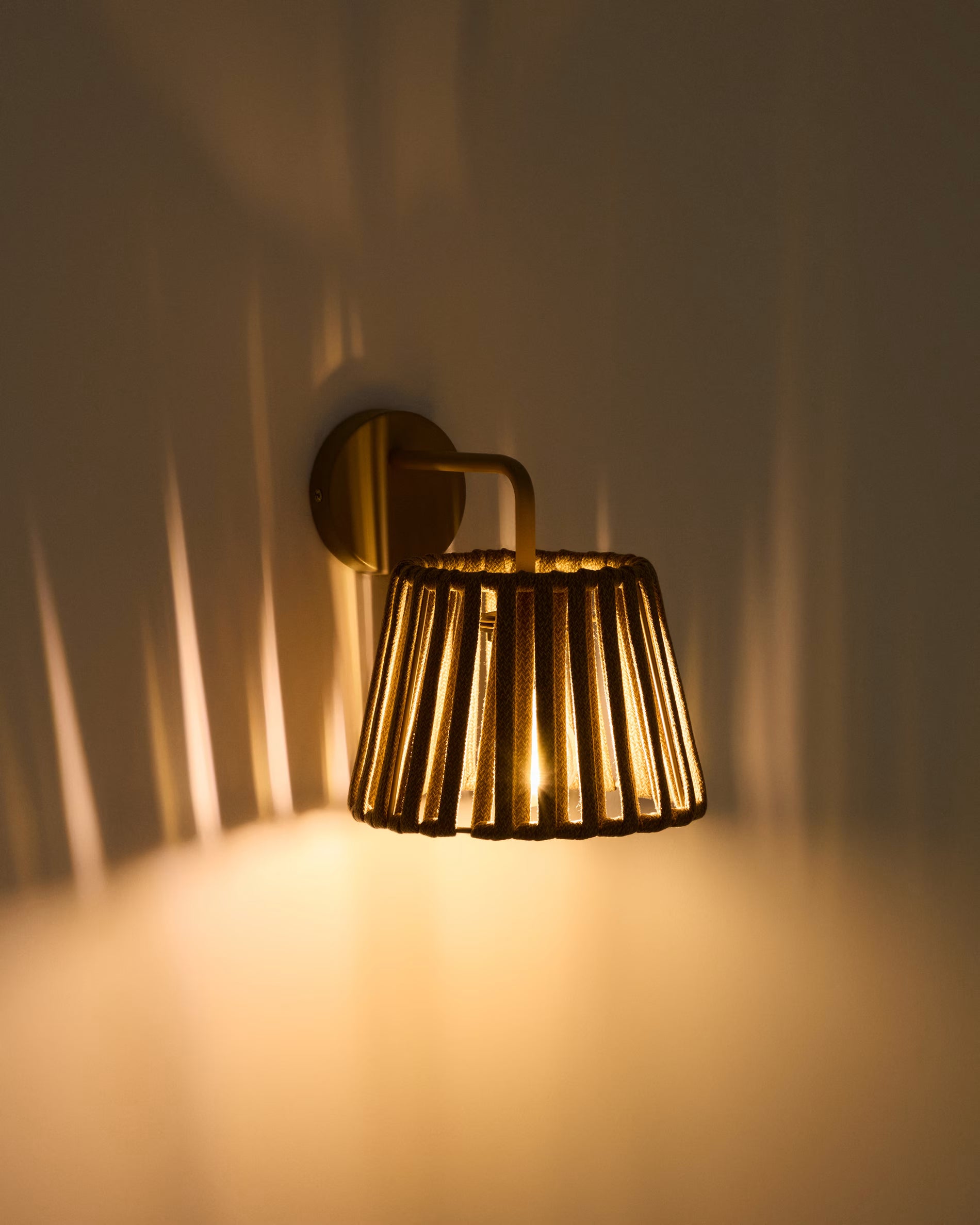 Solární nástěnná zahradní lampa ALDET tmavě béžová