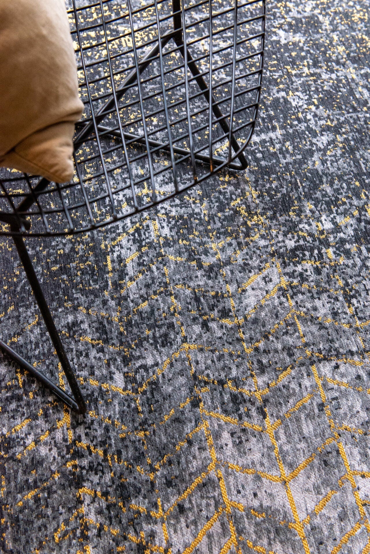 Kulatý koberec JACOBS LADDER BROADWAY GLITTER černozlatý