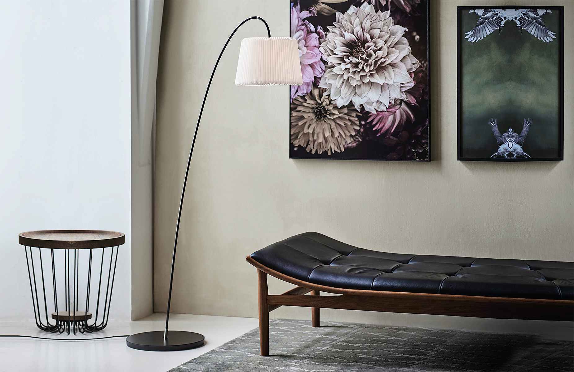 Stojací lampa MODEL 320 SNĚHOVÁ KAPKA bílá s černým podstavcem