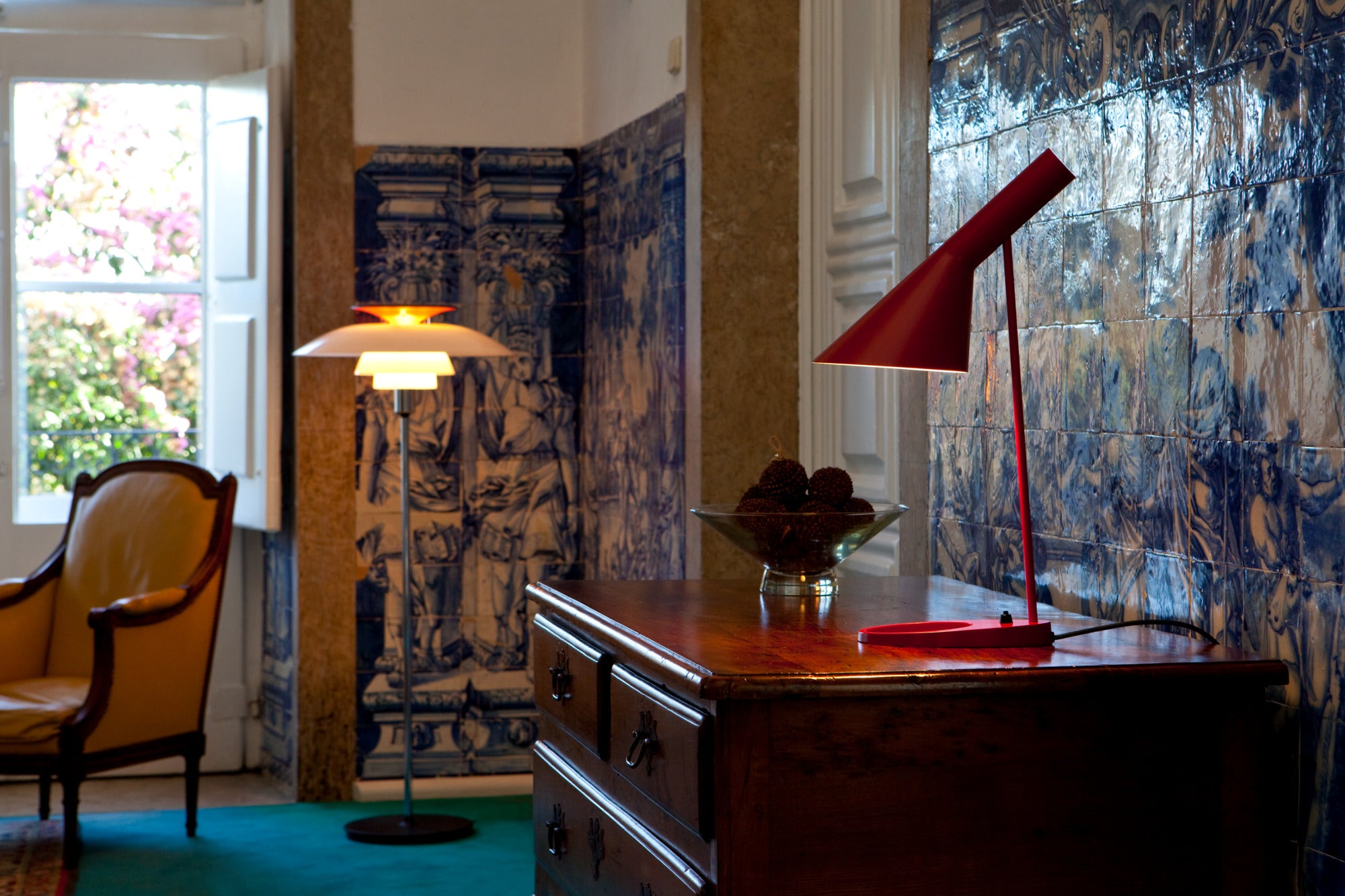 Stojací lampa PH 80 bílá s chromovaným podstavcem