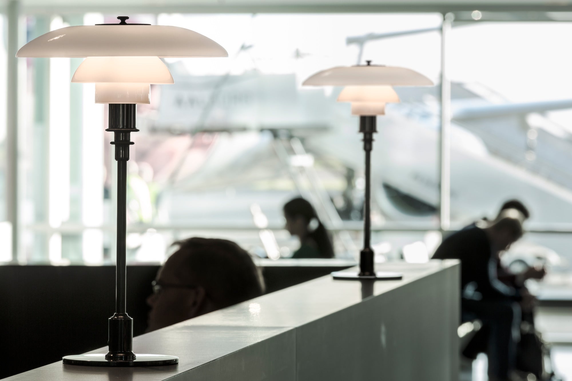 Stolní lampa PH 3/2 bílá s černým podstavcem