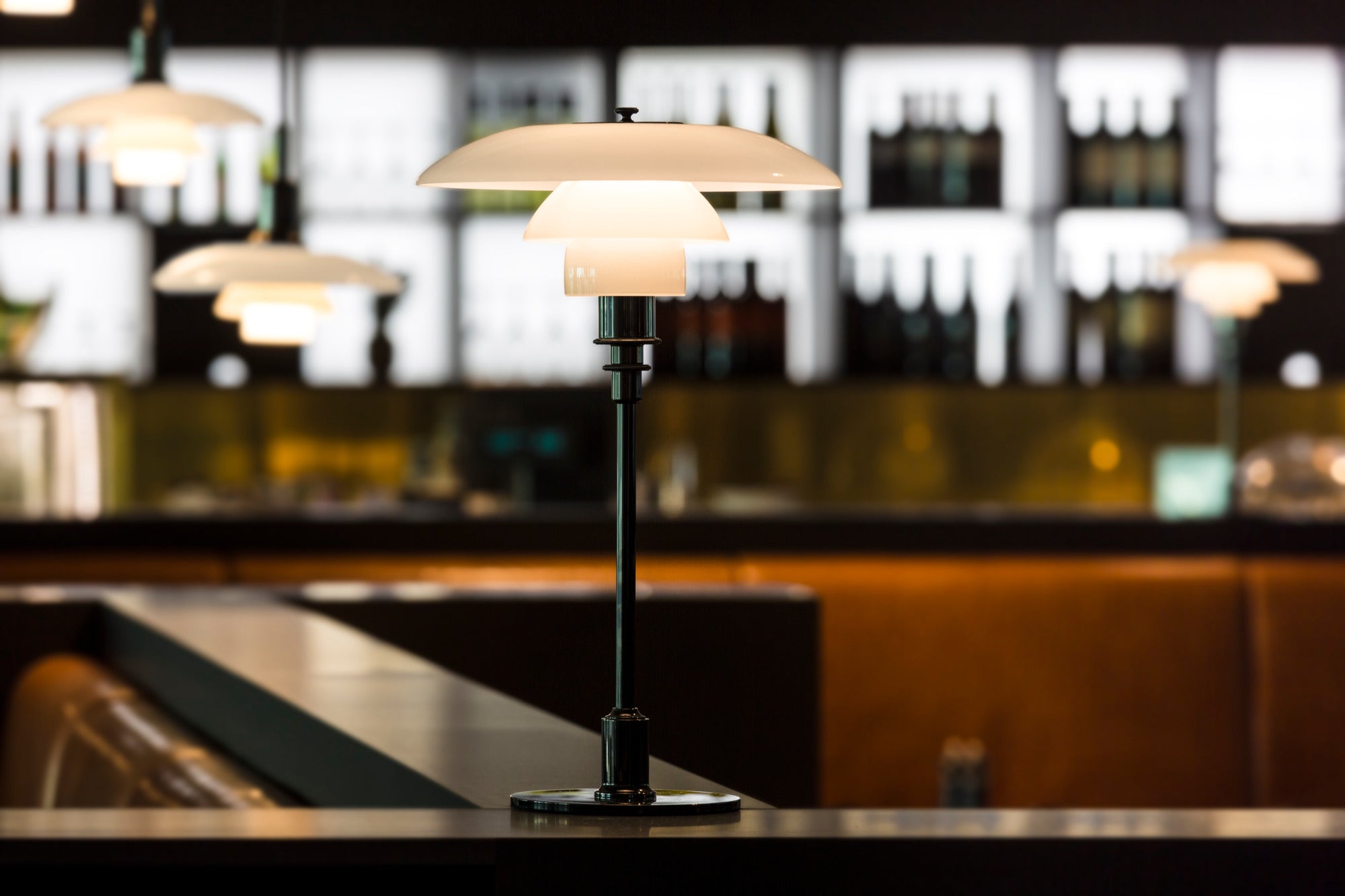 Stolní lampa PH 3/2 bílá s černým podstavcem