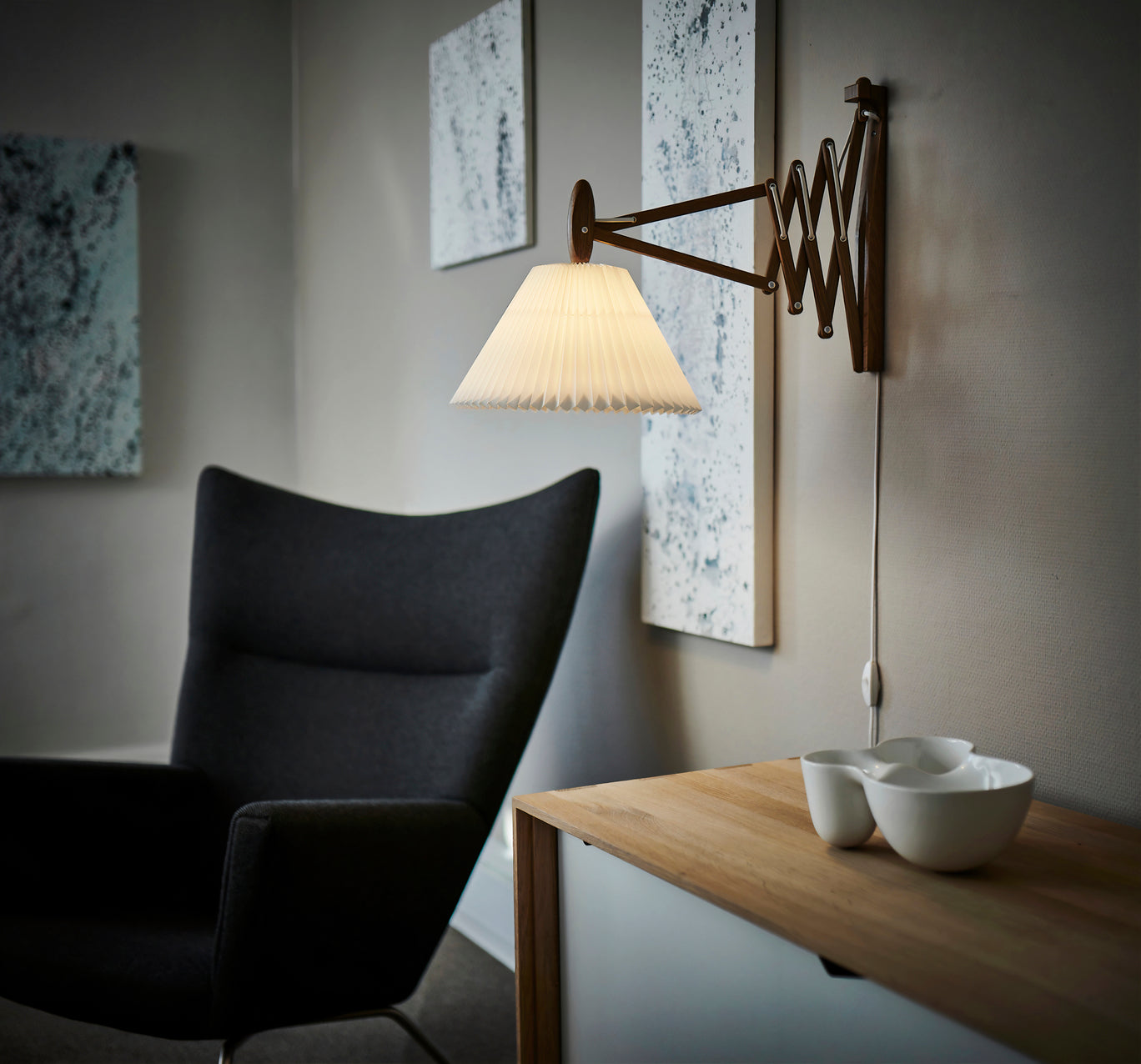 Nástěnná lampa MODEL 233 2/21 SAX bílá s tmavě dubovým podstavcem