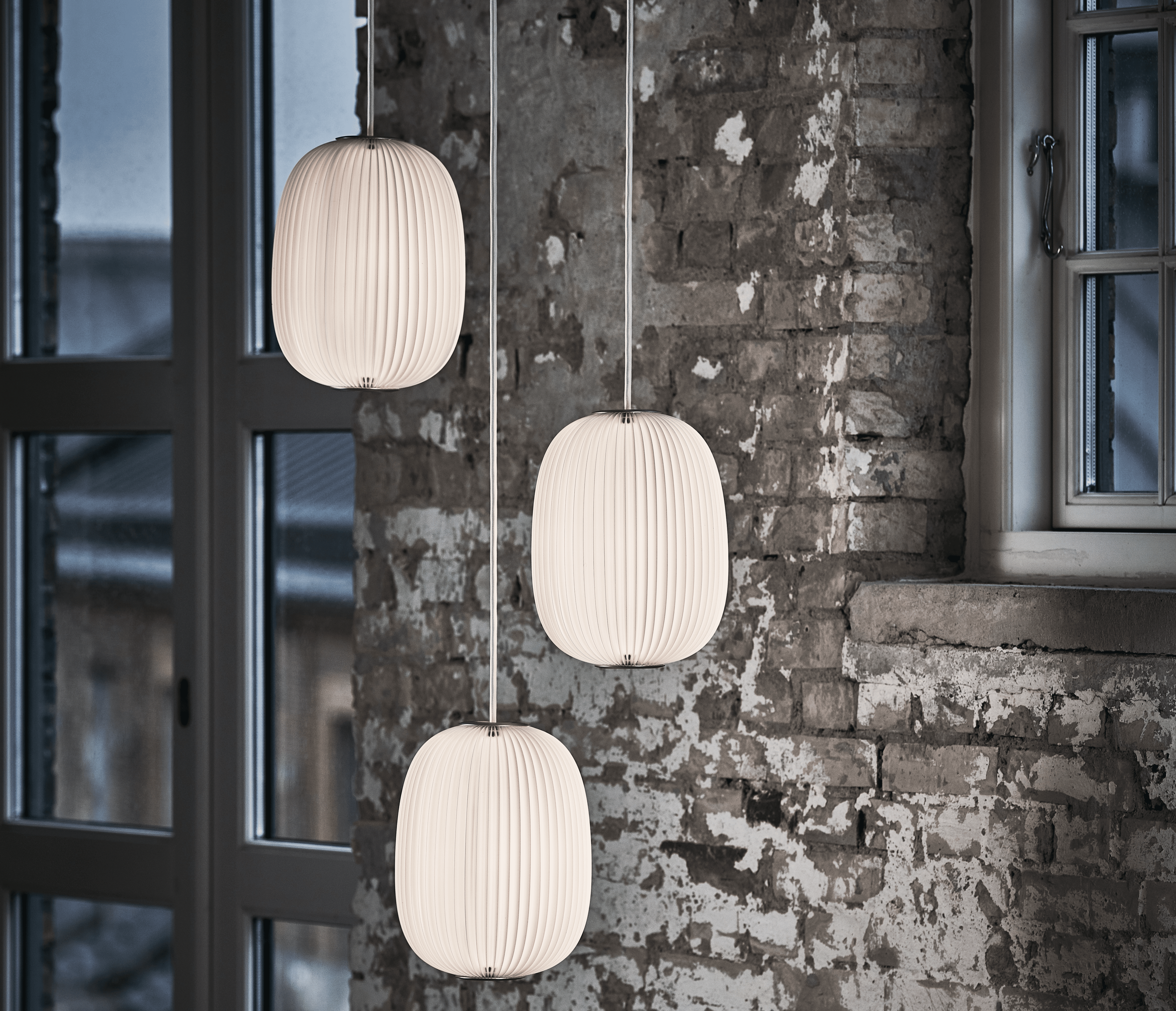 Závěsné svítidlo MODEL 135 LAMELLA 4 bílé se zlatým detailem