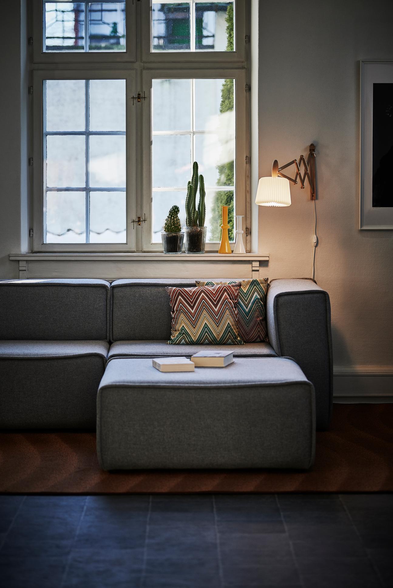 Nástěnná lampa MODEL 223 120 SAX bílá s tmavě dubovým podstavcem