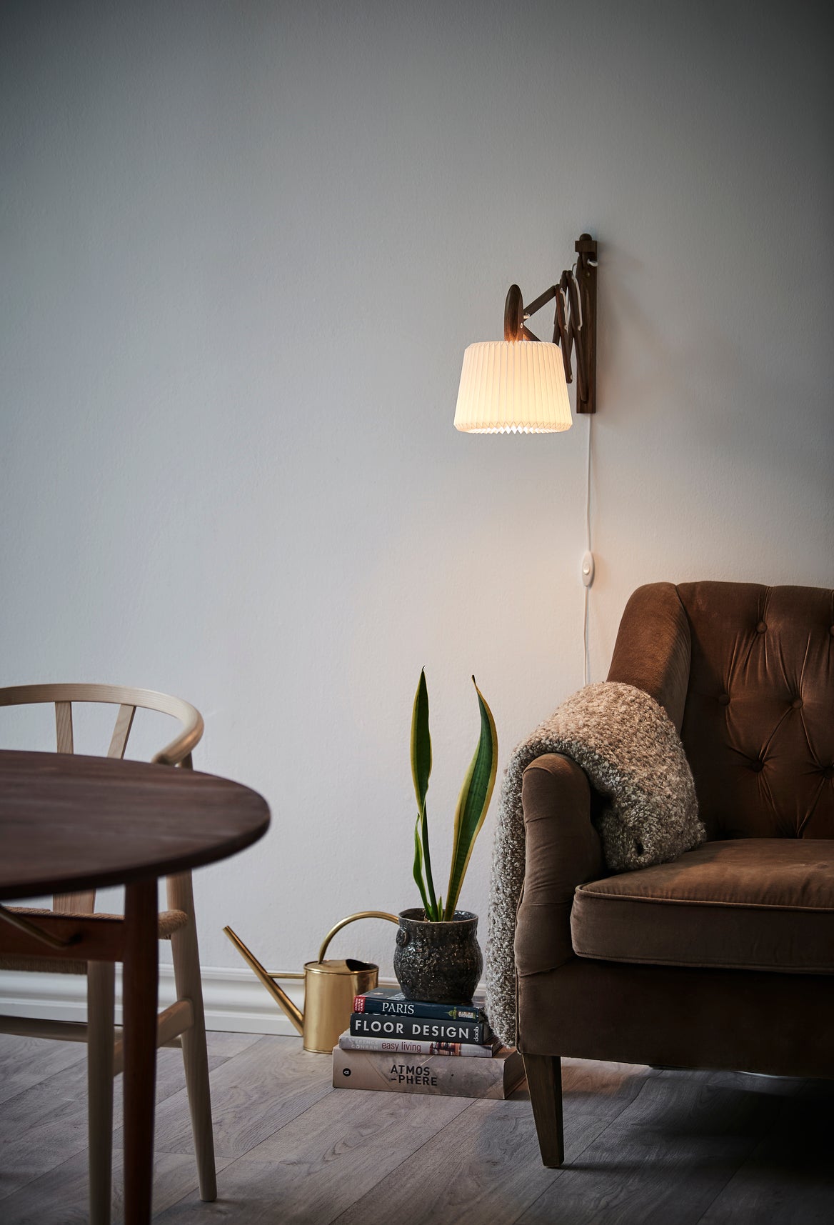 Nástěnná lampa MODEL 233 120 SAX bílá s tmavě dubovým podstavcem