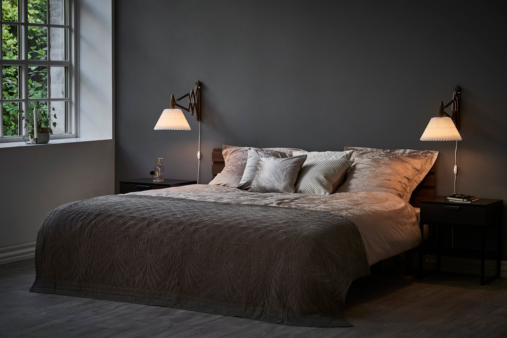 Nástěnná lampa MODEL 223 2/17 SAX bílá s tmavě dubovým podstavcem