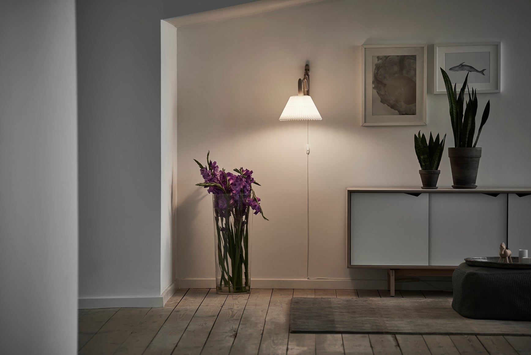 Nástěnná lampa MODEL 223 2/17 SAX bílá s jasně dubovou základnou