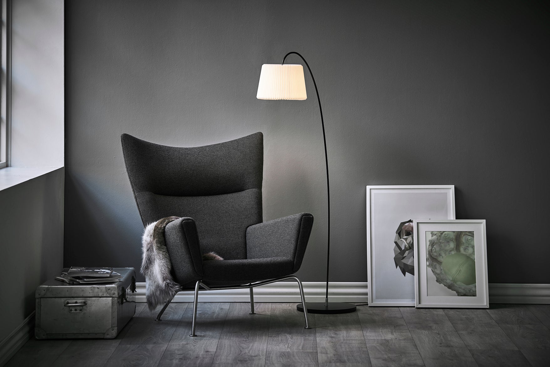 Stojací lampa MODEL 320 SNĚHOVÁ KAPKA bílá s černým podstavcem