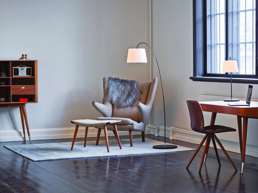 Stolní lampa MODEL 320 bílá s černým podstavcem