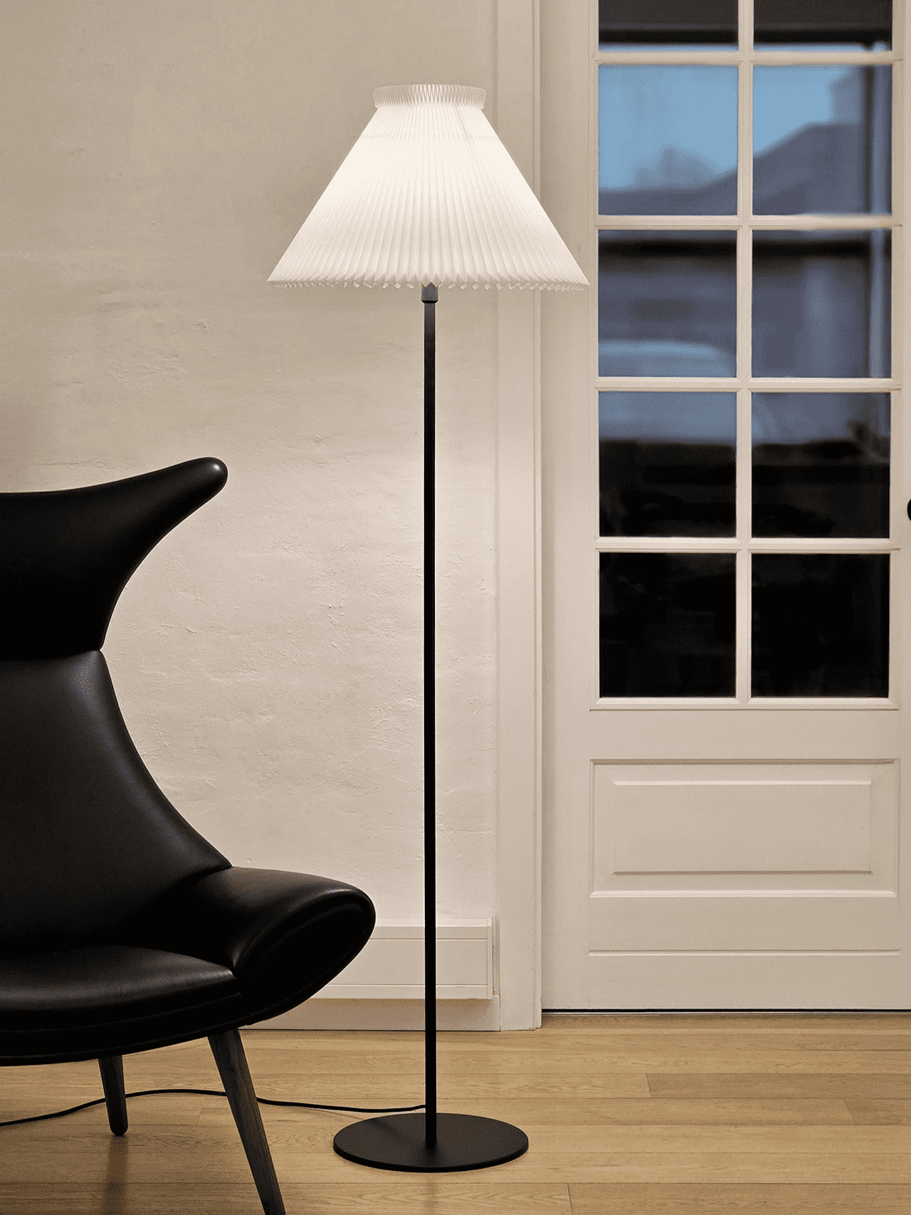 Stojací lampa MODEL 334 bílá s černým podstavcem