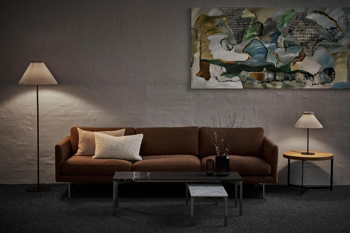 Podlahová lampa MODEL 334 máslově béžová s černým podstavcem