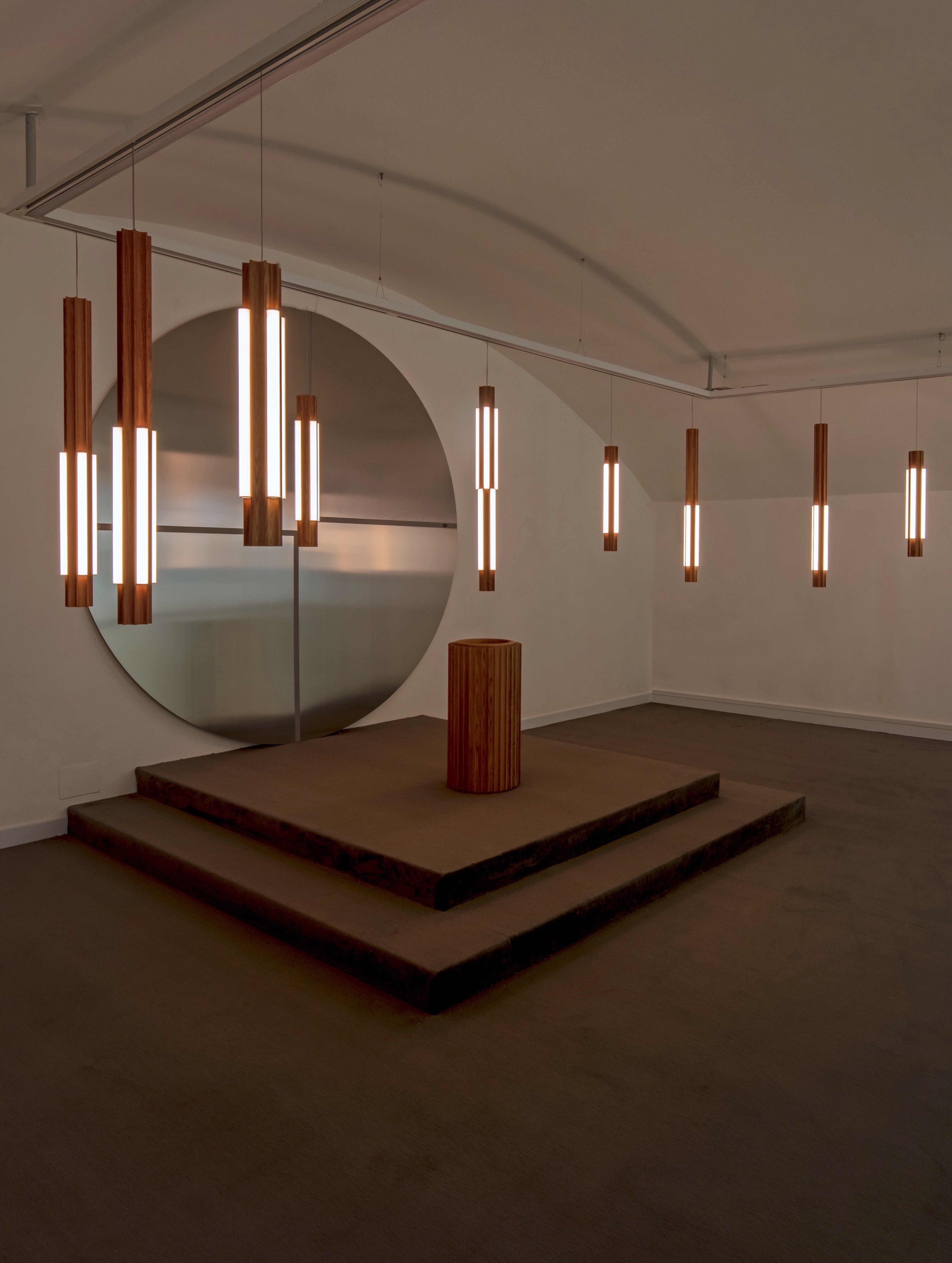 Lustrná lampa ALTAR z dubového dřeva s mosazným povrchem