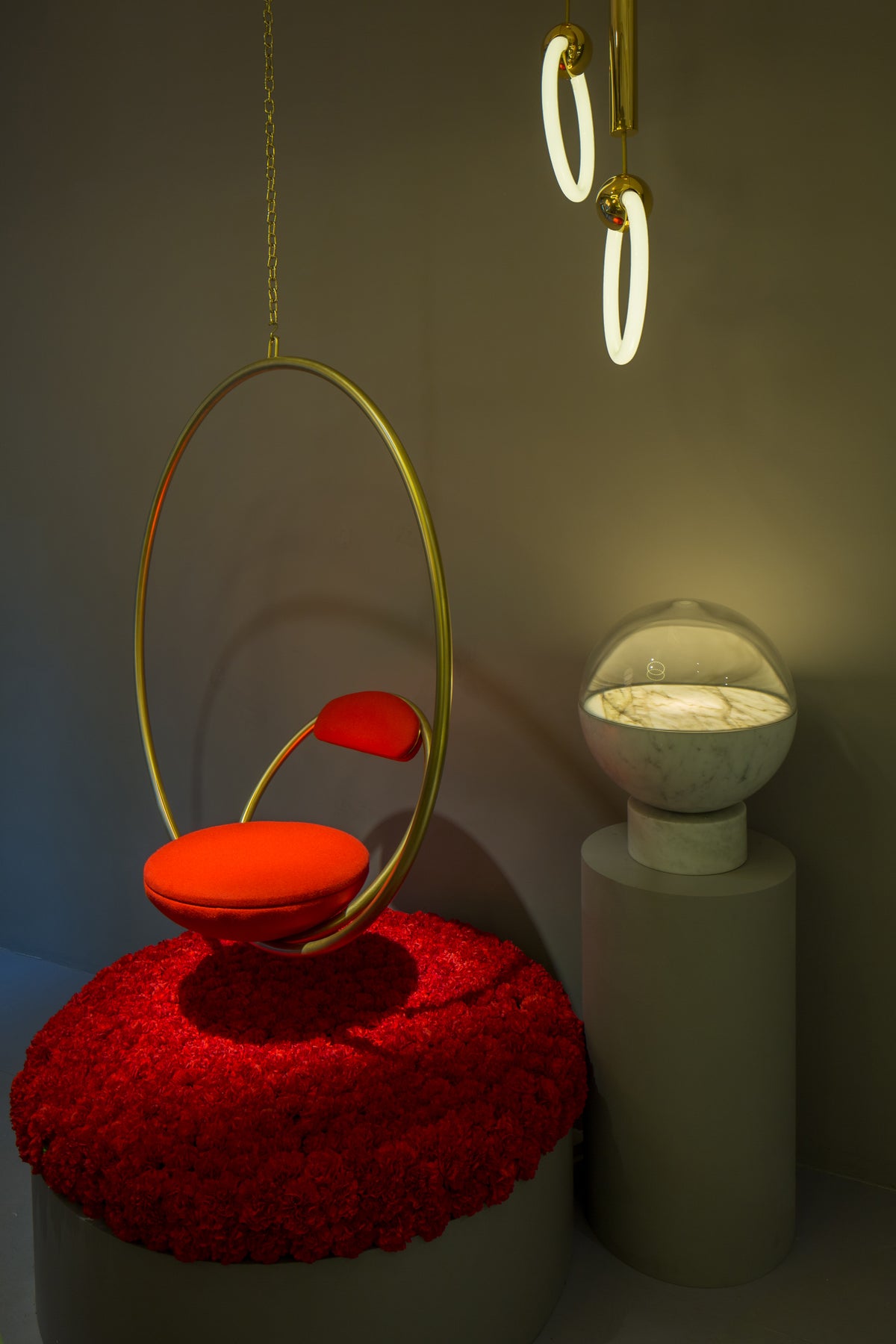 Lustrná lampa RING s opálovým stínidlem a mosazným povrchem