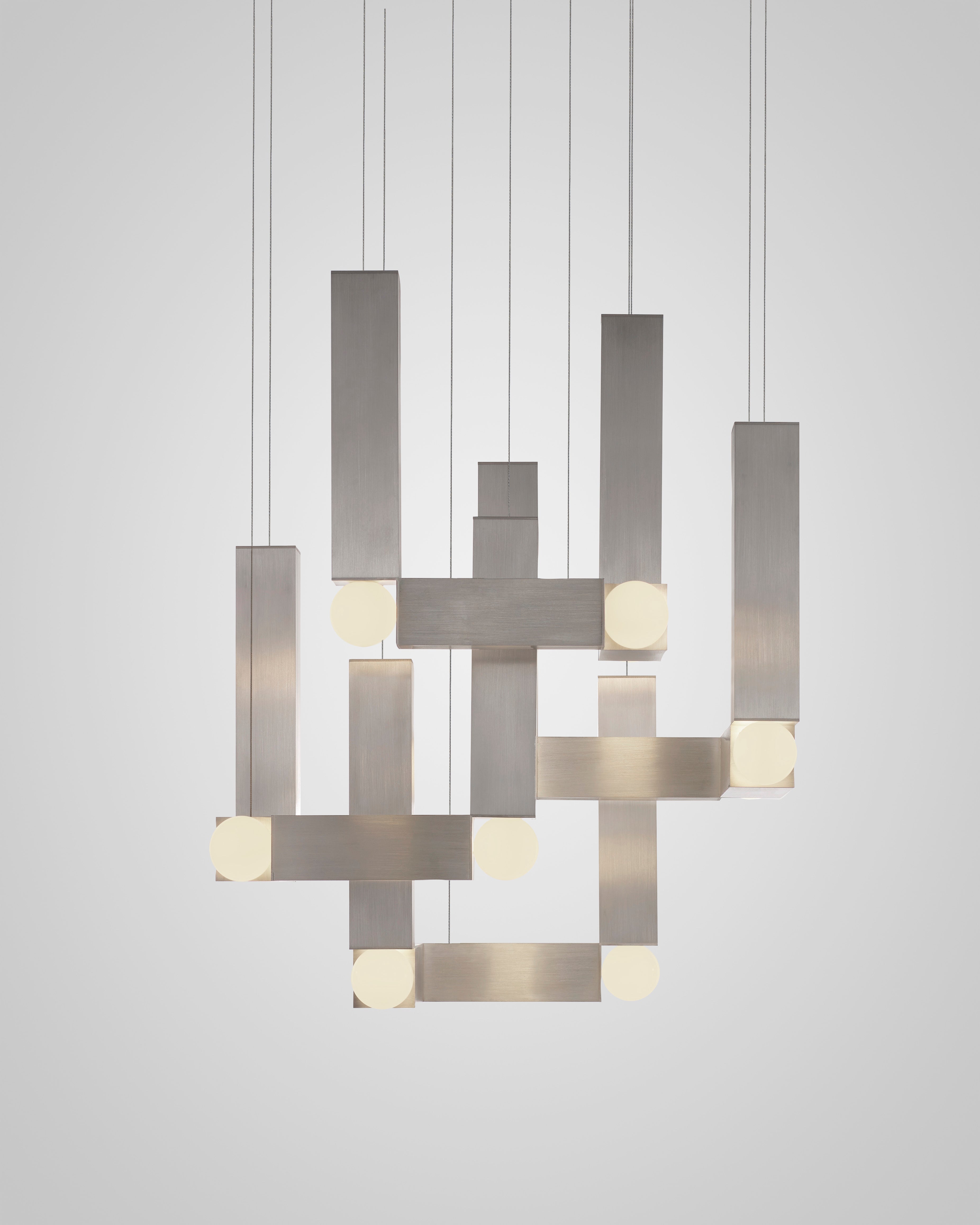 Lampa visící VESPER QUATTRO s opálovým stínidlem a stříbrným povrchem.