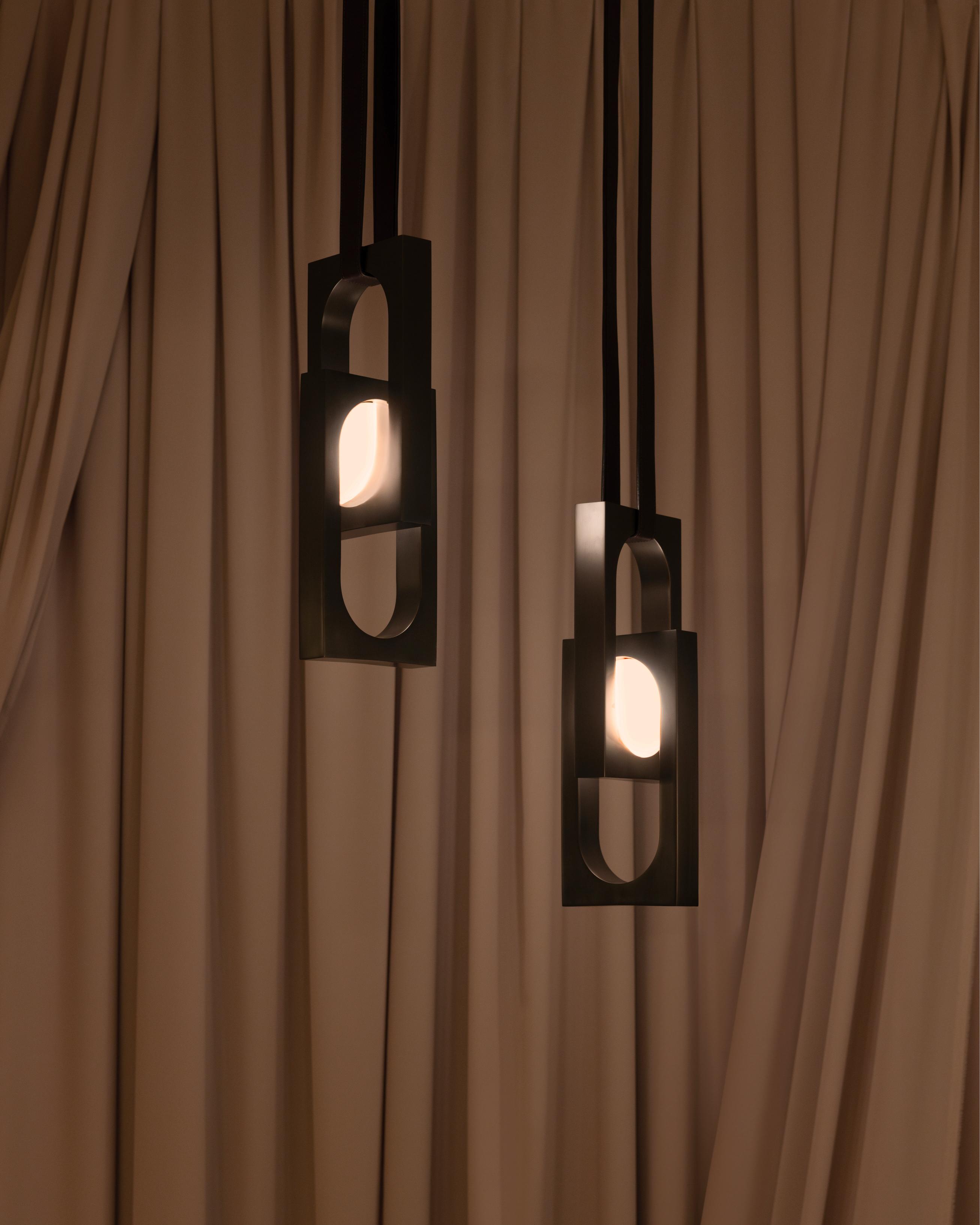 Lampa visící MYTHOS DUO s opálovým stínidlem a mosaznými detaily.