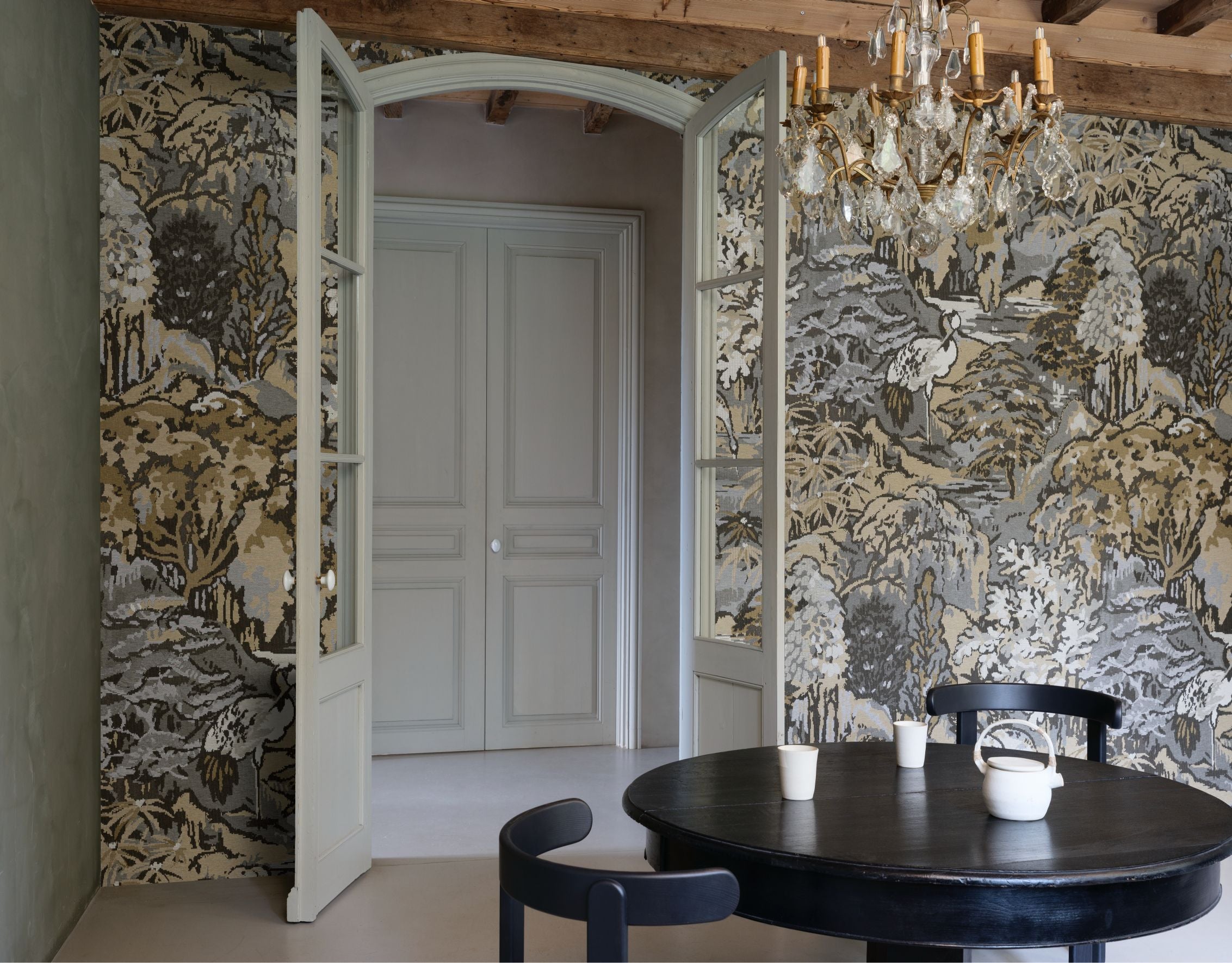 Textilní tapeta s rostlinným a zvířecím motivem RIVERBANK šedá s hnědou