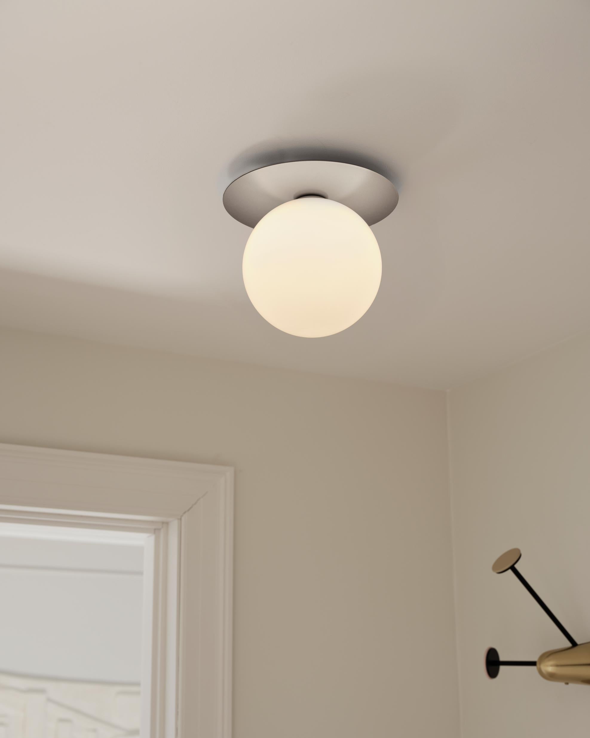 Zapuštěná nástěnná lampa LIILA stříbrná s opálovým sklem