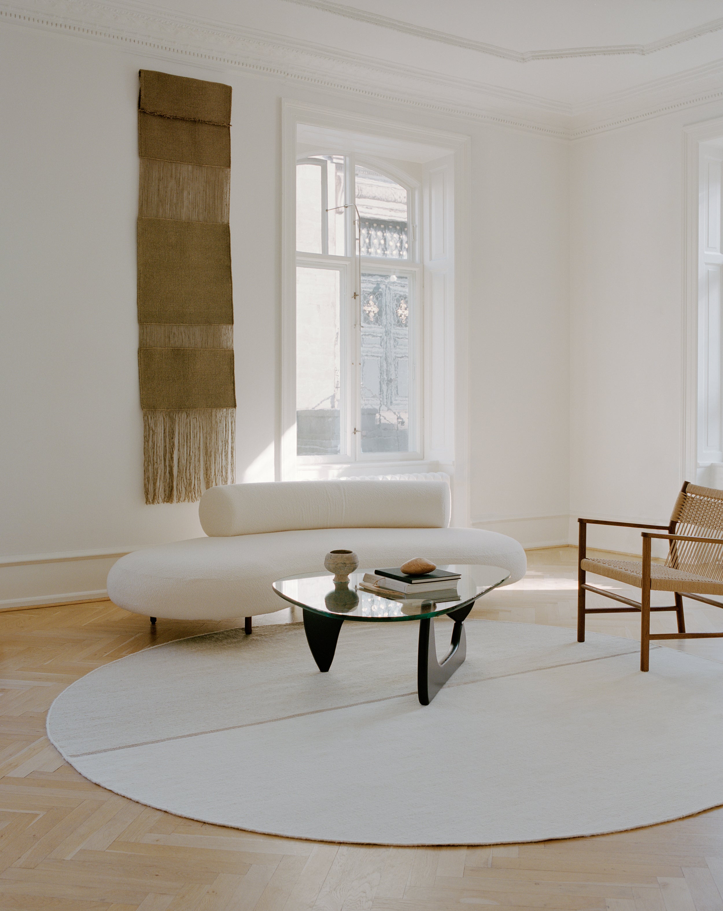 MAGNETIZE round carpet in dark beige