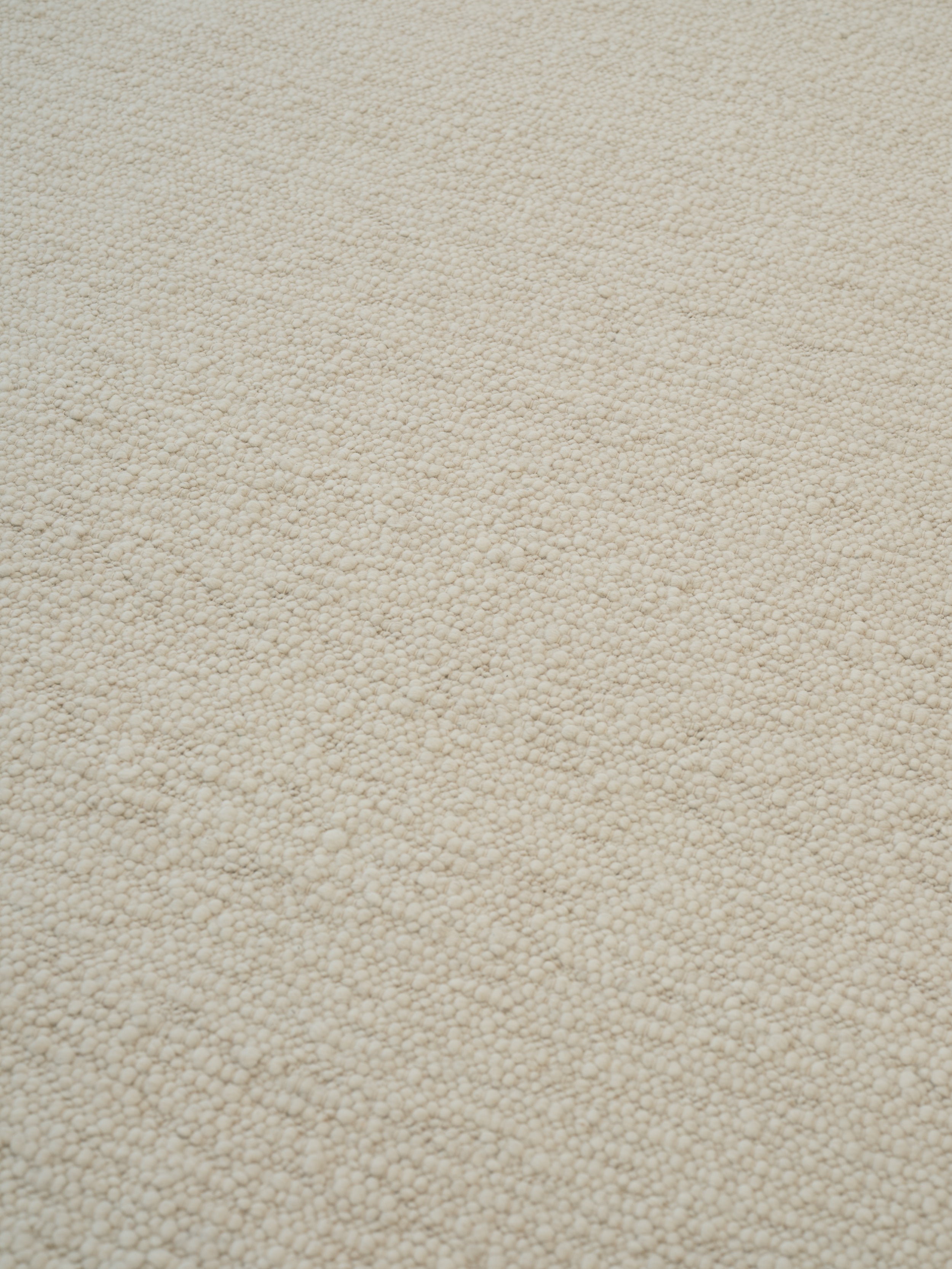 Koberec PEBBLED POEM zlomená bílá